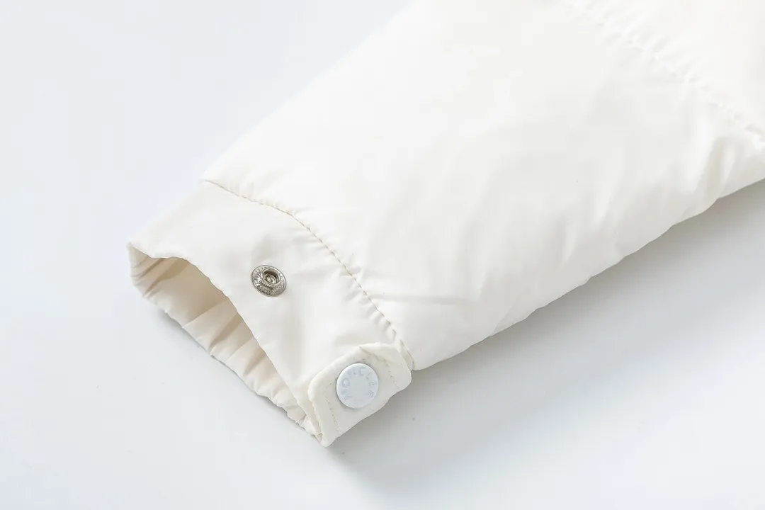 P860 (with dust bag) MONCLER/Mongolian autumn and winter new Maya matte short down jacket. This vezere short down jacket is a basic warm item that highlights the style of Moner. The vezere down jacket is made of longue saison fabric, which is both lightweight and warm. This short down jacket features a hood that can be easily removed depending on the weather. The jacket silhouette and sleeve patch pockets pay homage to the iconic Moner Maya down jacket. · Made of longue saison fabric · Lon lé ger brillant lining with 90% goose down filling Detachable and adjustable hood with zipper and snap button closure Zippered pockets Sleeves with patch pockets · Adjustable cuffs · Drawstring hem Color: Black/White Sizes: 1/2/3/4/5
