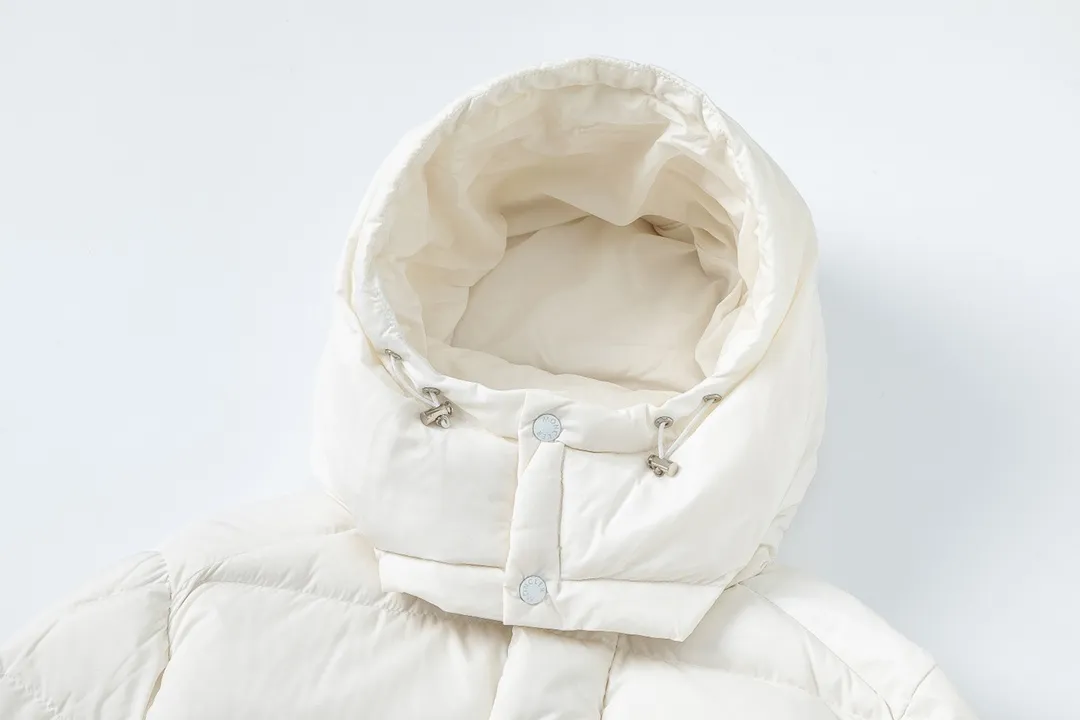 P860 (with dust bag) MONCLER/Mongolian autumn and winter new Maya matte short down jacket. This vezere short down jacket is a basic warm item that highlights the style of Moner. The vezere down jacket is made of longue saison fabric, which is both lightweight and warm. This short down jacket features a hood that can be easily removed depending on the weather. The jacket silhouette and sleeve patch pockets pay homage to the iconic Moner Maya down jacket. · Made of longue saison fabric · Lon lé ger brillant lining with 90% goose down filling Detachable and adjustable hood with zipper and snap button closure Zippered pockets Sleeves with patch pockets · Adjustable cuffs · Drawstring hem Color: Black/White Sizes: 1/2/3/4/5