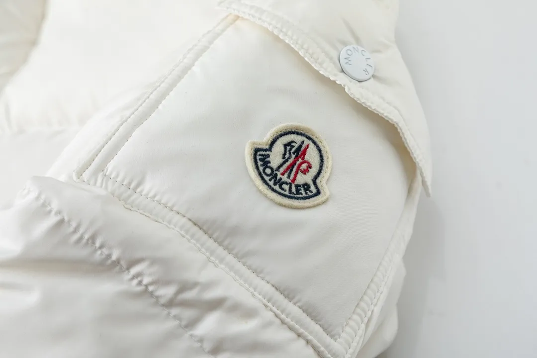 P860 (with dust bag) MONCLER/Mongolian autumn and winter new Maya matte short down jacket. This vezere short down jacket is a basic warm item that highlights the style of Moner. The vezere down jacket is made of longue saison fabric, which is both lightweight and warm. This short down jacket features a hood that can be easily removed depending on the weather. The jacket silhouette and sleeve patch pockets pay homage to the iconic Moner Maya down jacket. · Made of longue saison fabric · Lon lé ger brillant lining with 90% goose down filling Detachable and adjustable hood with zipper and snap button closure Zippered pockets Sleeves with patch pockets · Adjustable cuffs · Drawstring hem Color: Black/White Sizes: 1/2/3/4/5
