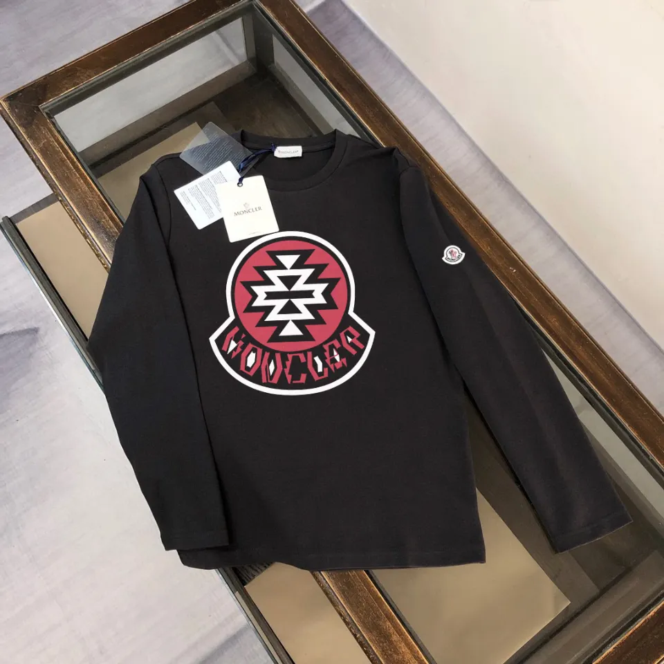 P180, a non-off-the-shelf model, you can trust it. Moncler printed long-sleeved T-shirt, 240g breathable cotton fabric, very soft and comfortable texture, does not shrink, does not deform, does not ball), can be worn alone as a base layer. Original customized accessories, collar label, care mark, hangtag, packaging (perfect details) Color: White Black Size: XS S M L