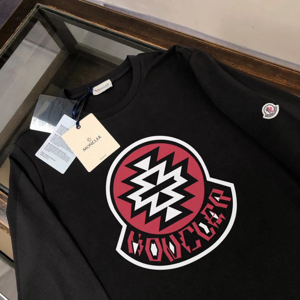 P180, a non-off-the-shelf model, you can trust it. Moncler printed long-sleeved T-shirt, 240g breathable cotton fabric, very soft and comfortable texture, does not shrink, does not deform, does not ball), can be worn alone as a base layer. Original customized accessories, collar label, care mark, hangtag, packaging (perfect details) Color: White Black Size: XS S M L