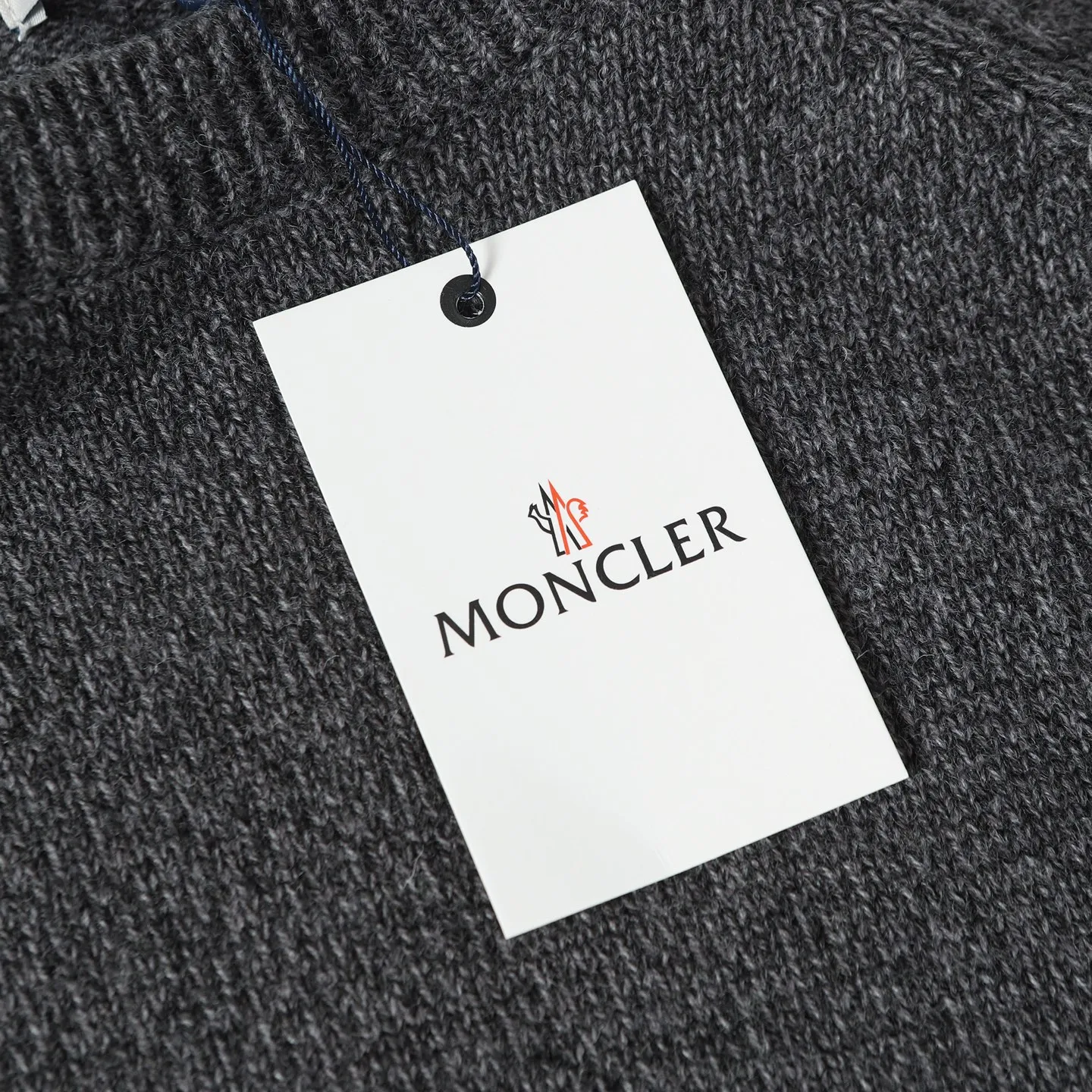 P410 MONCLER round neck long-sleeved wool and cashmere sweater ●Authentic 6950 purchase and development ●30% wool double-ply blended wool ●Custom-dyed nylon windbreaker material ●Using Japanese imported loom (silver flute) seven needles ●Wool enzyme washing ●Template embroidery ●Customized 1:1 chapter ●Customized 1:1 buttons ●Customized 1:1 trademark ●Fit-fitting version ●Size: S M L XL ●Dry cleaning is recommended (this product is made of wool and is not easy to machine wash)