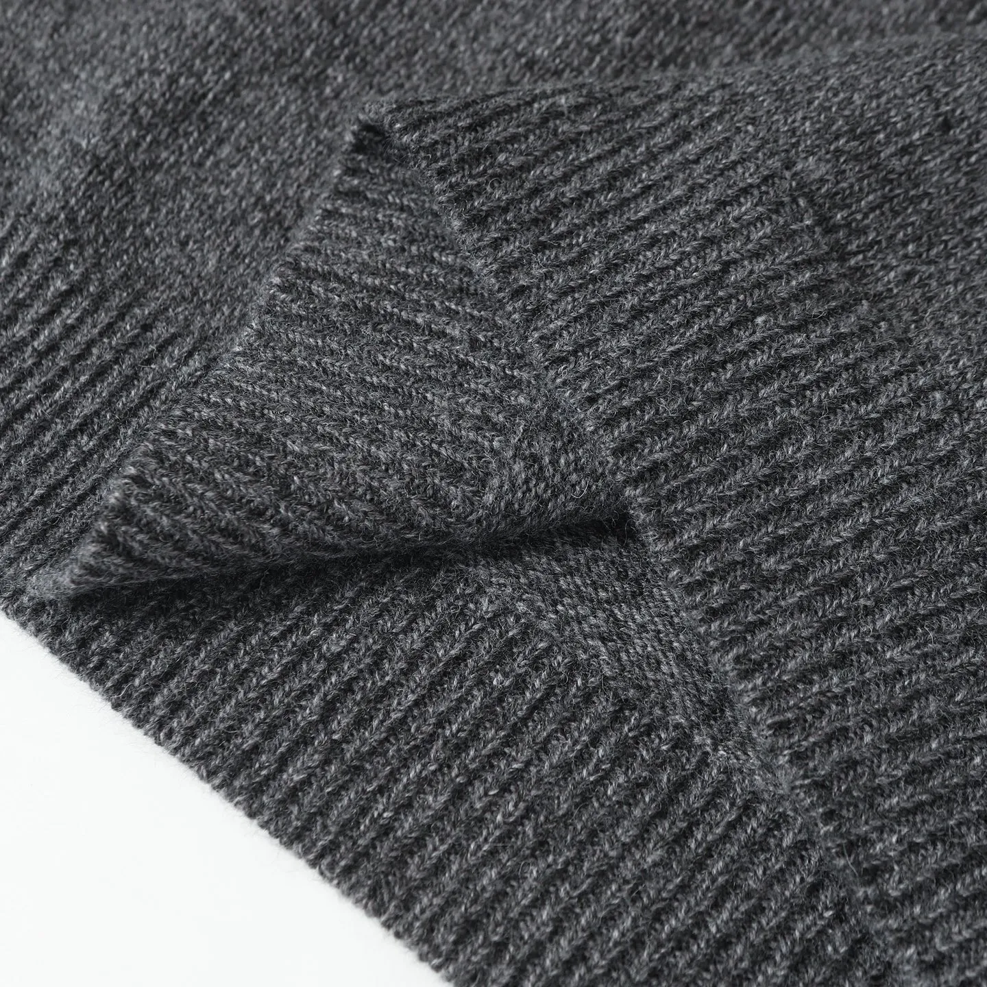 P410 MONCLER round neck long-sleeved wool and cashmere sweater ●Authentic 6950 purchase and development ●30% wool double-ply blended wool ●Custom-dyed nylon windbreaker material ●Using Japanese imported loom (silver flute) seven needles ●Wool enzyme washing ●Template embroidery ●Customized 1:1 chapter ●Customized 1:1 buttons ●Customized 1:1 trademark ●Fit-fitting version ●Size: S M L XL ●Dry cleaning is recommended (this product is made of wool and is not easy to machine wash)