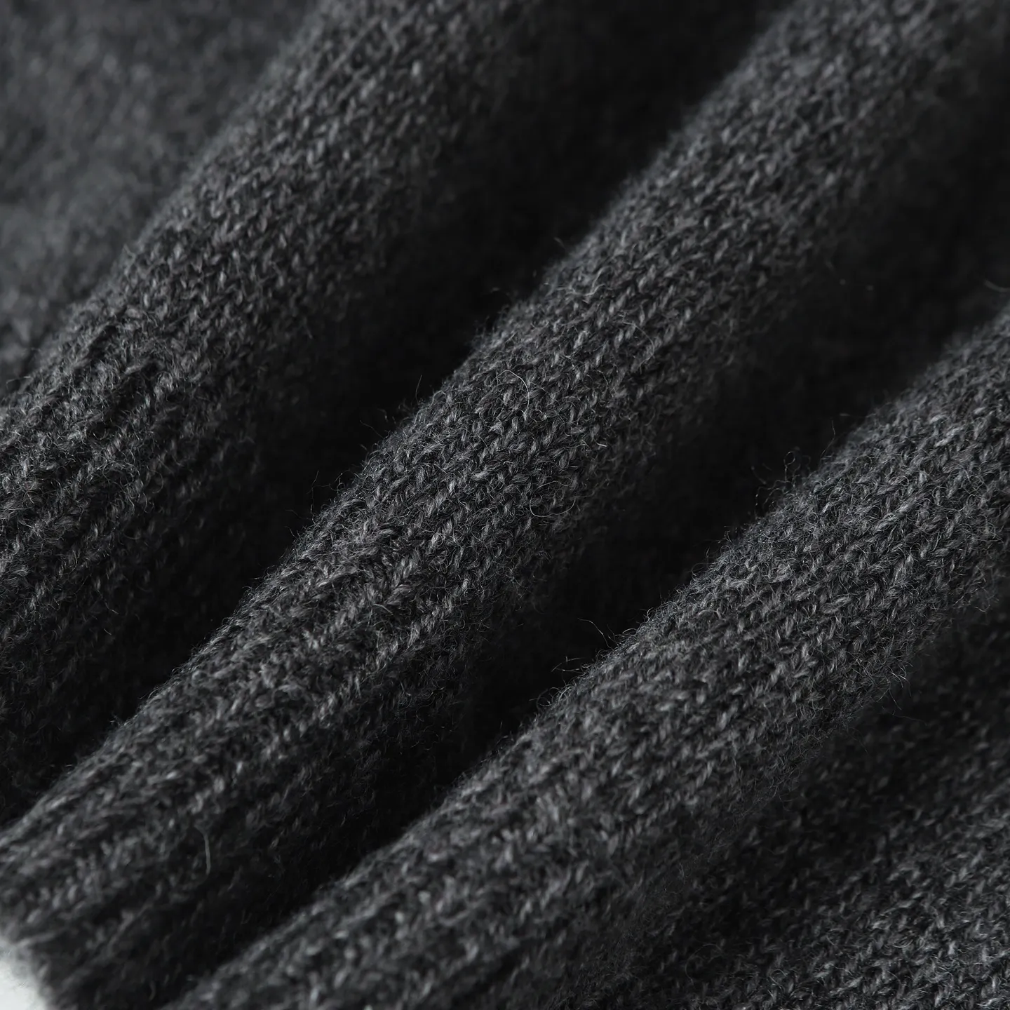 P410 MONCLER round neck long-sleeved wool and cashmere sweater ●Authentic 6950 purchase and development ●30% wool double-ply blended wool ●Custom-dyed nylon windbreaker material ●Using Japanese imported loom (silver flute) seven needles ●Wool enzyme washing ●Template embroidery ●Customized 1:1 chapter ●Customized 1:1 buttons ●Customized 1:1 trademark ●Fit-fitting version ●Size: S M L XL ●Dry cleaning is recommended (this product is made of wool and is not easy to machine wash)