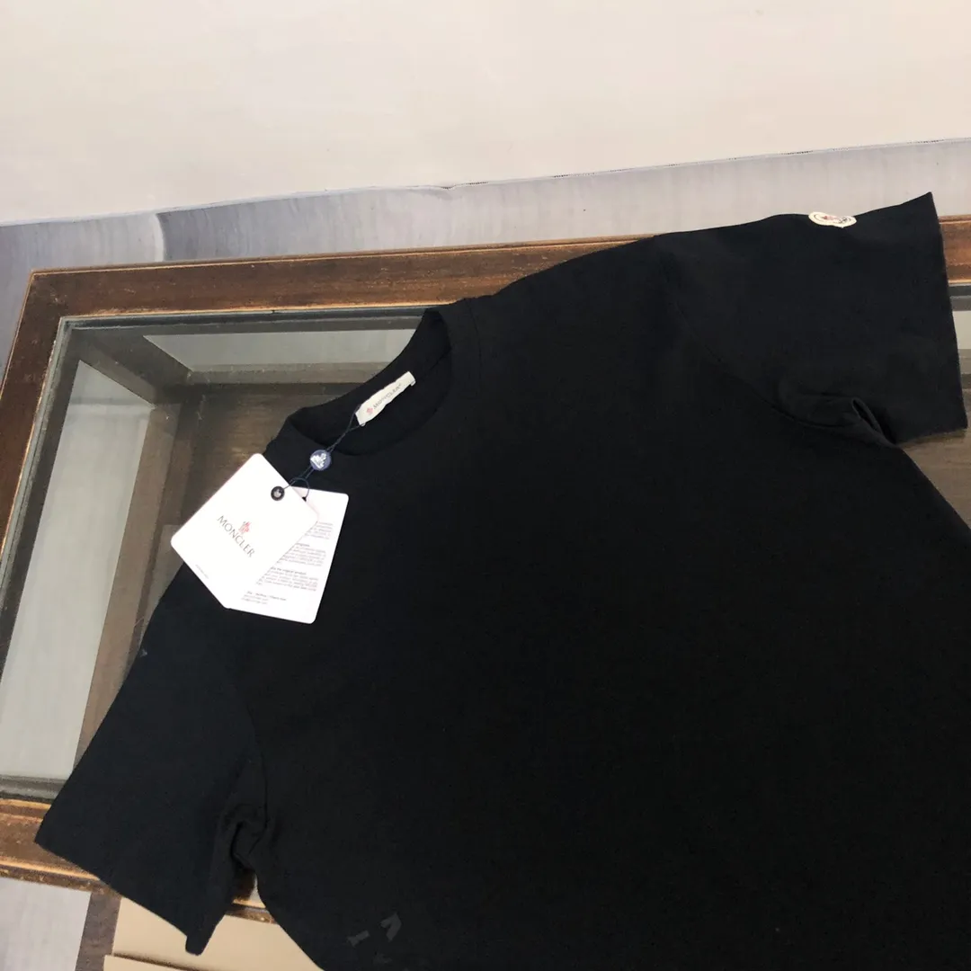 P160 🔥MONCLER New model of Mongolian mouth, customized high-end ready-to-wear! Fashionable and trendy casual short-sleeved T-shirt, gentle, soft, delicate and soft, skin-friendly on the upper body, comfortable and cool, with brand letters embossed printed logo design on the side, full of vitality! A fashionable and versatile must-have! Color: black white Size: S～XL (loose version, please state your height and weight when placing an order)