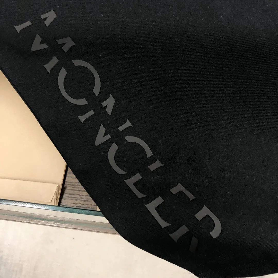 P160 🔥MONCLER New model of Mongolian mouth, customized high-end ready-to-wear! Fashionable and trendy casual short-sleeved T-shirt, gentle, soft, delicate and soft, skin-friendly on the upper body, comfortable and cool, with brand letters embossed printed logo design on the side, full of vitality! A fashionable and versatile must-have! Color: black white Size: S～XL (loose version, please state your height and weight when placing an order)
