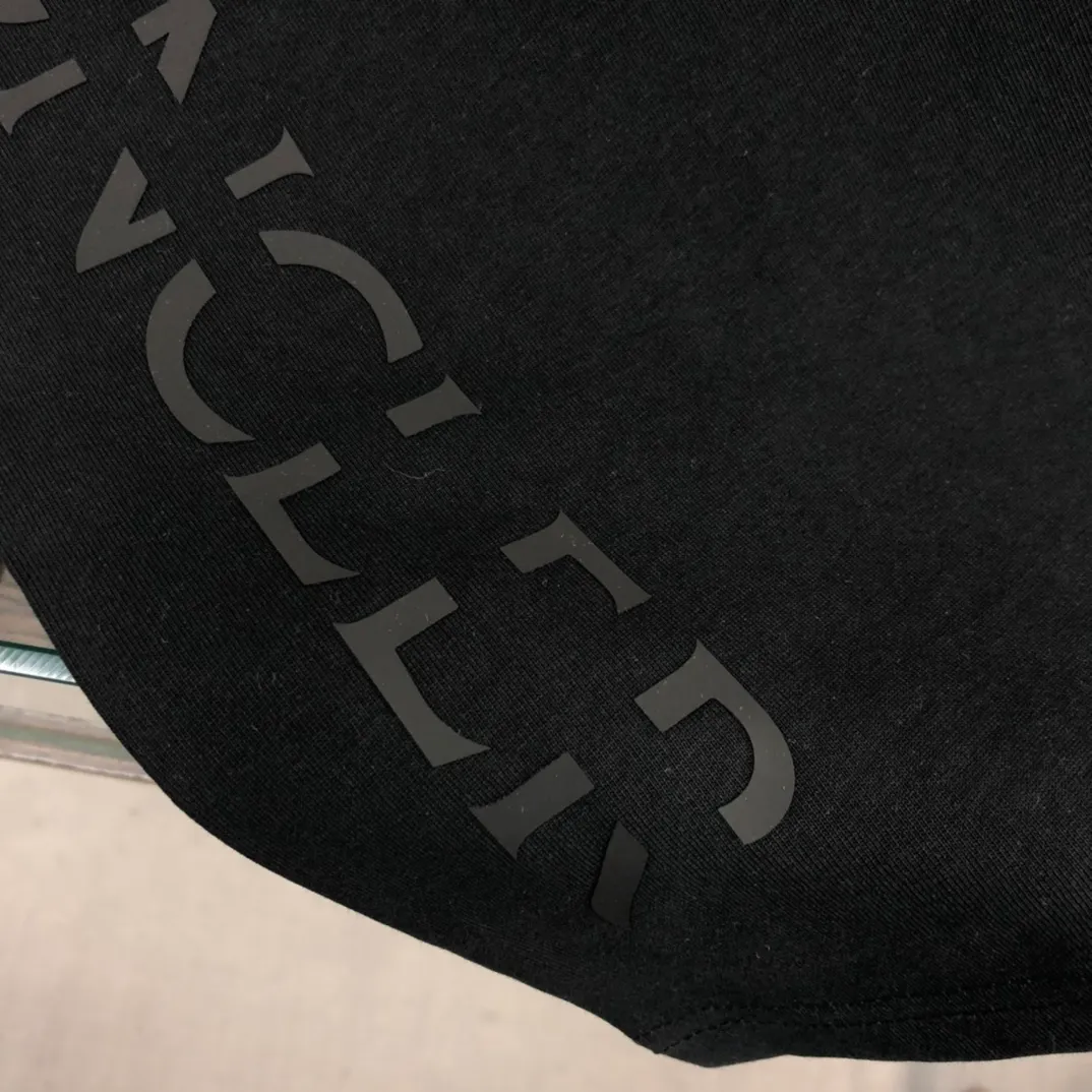P160 🔥MONCLER New model of Mongolian mouth, customized high-end ready-to-wear! Fashionable and trendy casual short-sleeved T-shirt, gentle, soft, delicate and soft, skin-friendly on the upper body, comfortable and cool, with brand letters embossed printed logo design on the side, full of vitality! A fashionable and versatile must-have! Color: black white Size: S～XL (loose version, please state your height and weight when placing an order)