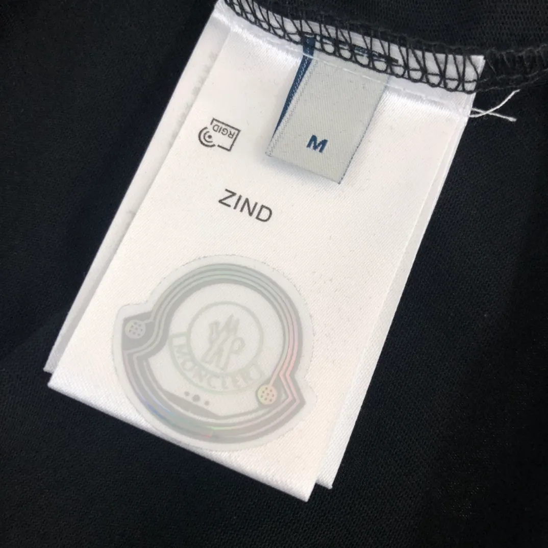 P160 🔥MONCLER New model of Mongolian mouth, customized high-end ready-to-wear! Fashionable and trendy casual short-sleeved T-shirt, gentle, soft, delicate and soft, skin-friendly on the upper body, comfortable and cool, with brand letters embossed printed logo design on the side, full of vitality! A fashionable and versatile must-have! Color: black white Size: S～XL (loose version, please state your height and weight when placing an order)