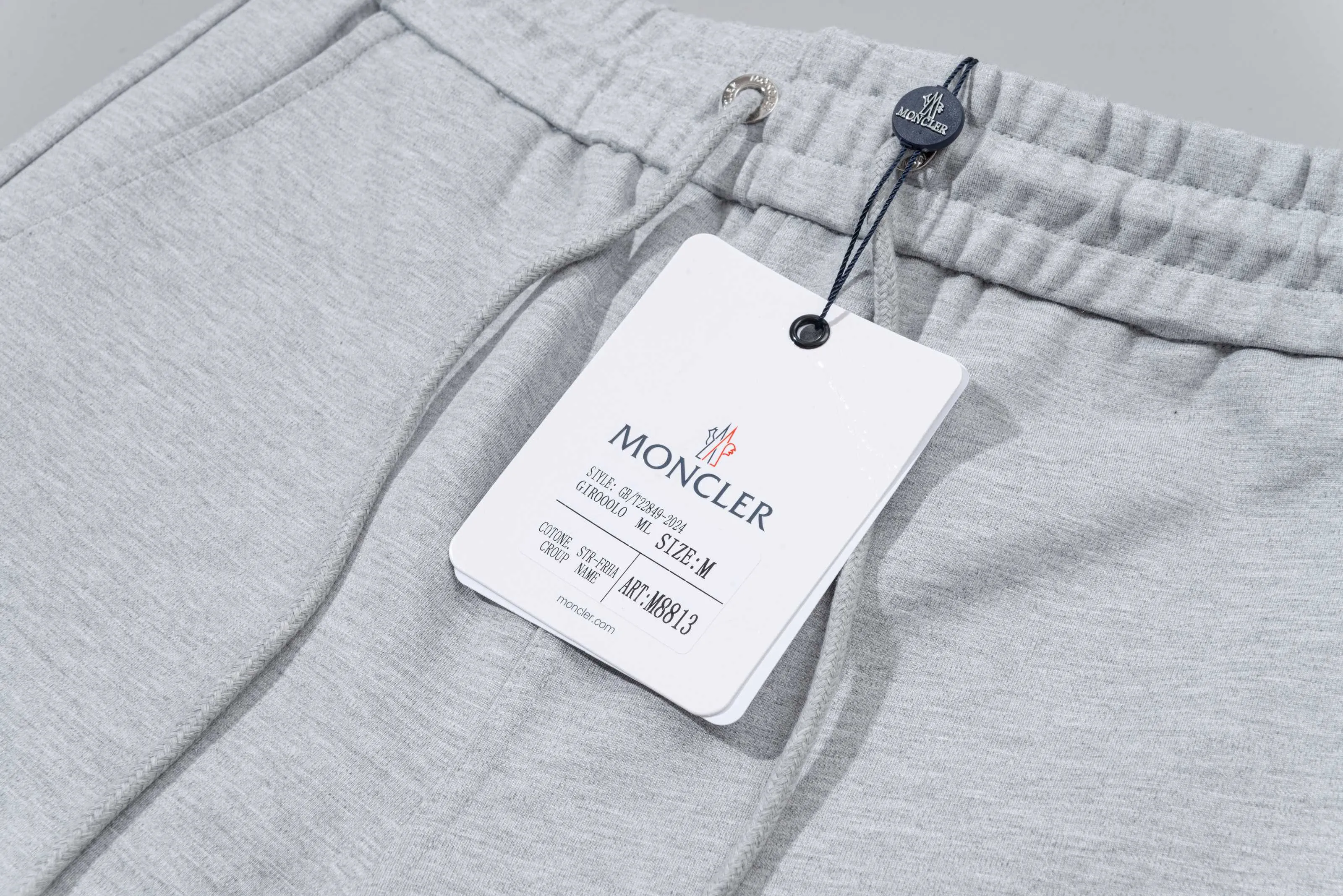 P230 MONCLER/Muzzle Custom fabric suit casual sweatpants Red and blue ribbon splicing design brand Zhangzi LOGO process Official synchronization High version High quality Fashion personality Versatile trend Pure original quality Original fabric Hang tag Collar label Washed wheat Complete three standards Color: blue. Gray. Size: S-2XL