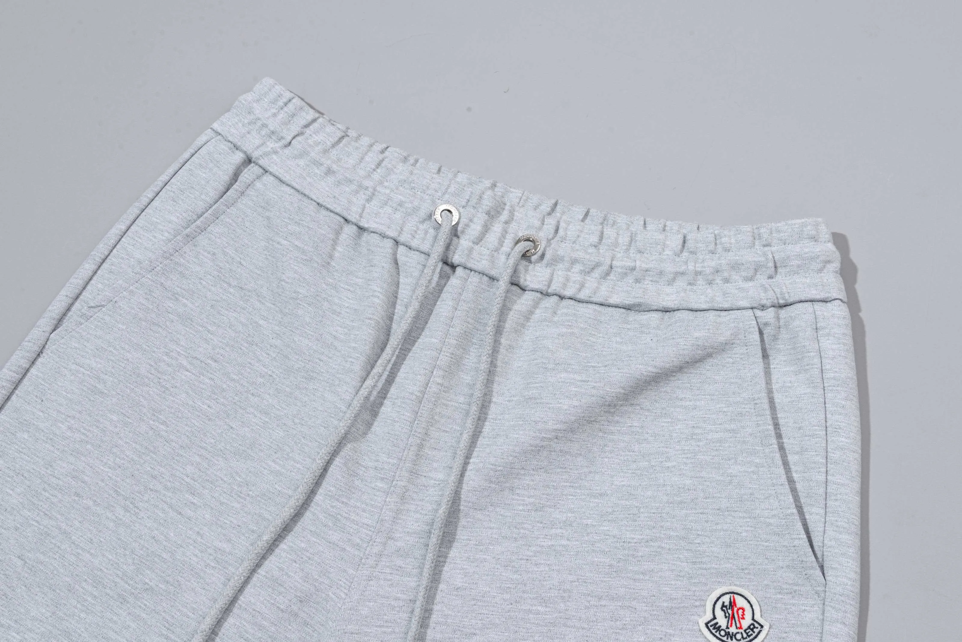 P230 MONCLER/Muzzle Custom fabric suit casual sweatpants Red and blue ribbon splicing design brand Zhangzi LOGO process Official synchronization High version High quality Fashion personality Versatile trend Pure original quality Original fabric Hang tag Collar label Washed wheat Complete three standards Color: blue. Gray. Size: S-2XL