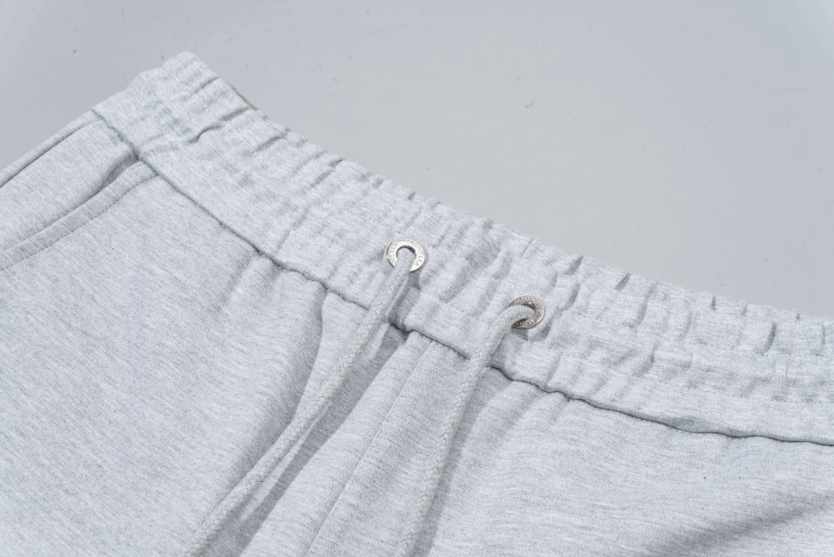 P230 MONCLER/Muzzle Custom fabric suit casual sweatpants Red and blue ribbon splicing design brand Zhangzi LOGO process Official synchronization High version High quality Fashion personality Versatile trend Pure original quality Original fabric Hang tag Collar label Washed wheat Complete three standards Color: blue. Gray. Size: S-2XL