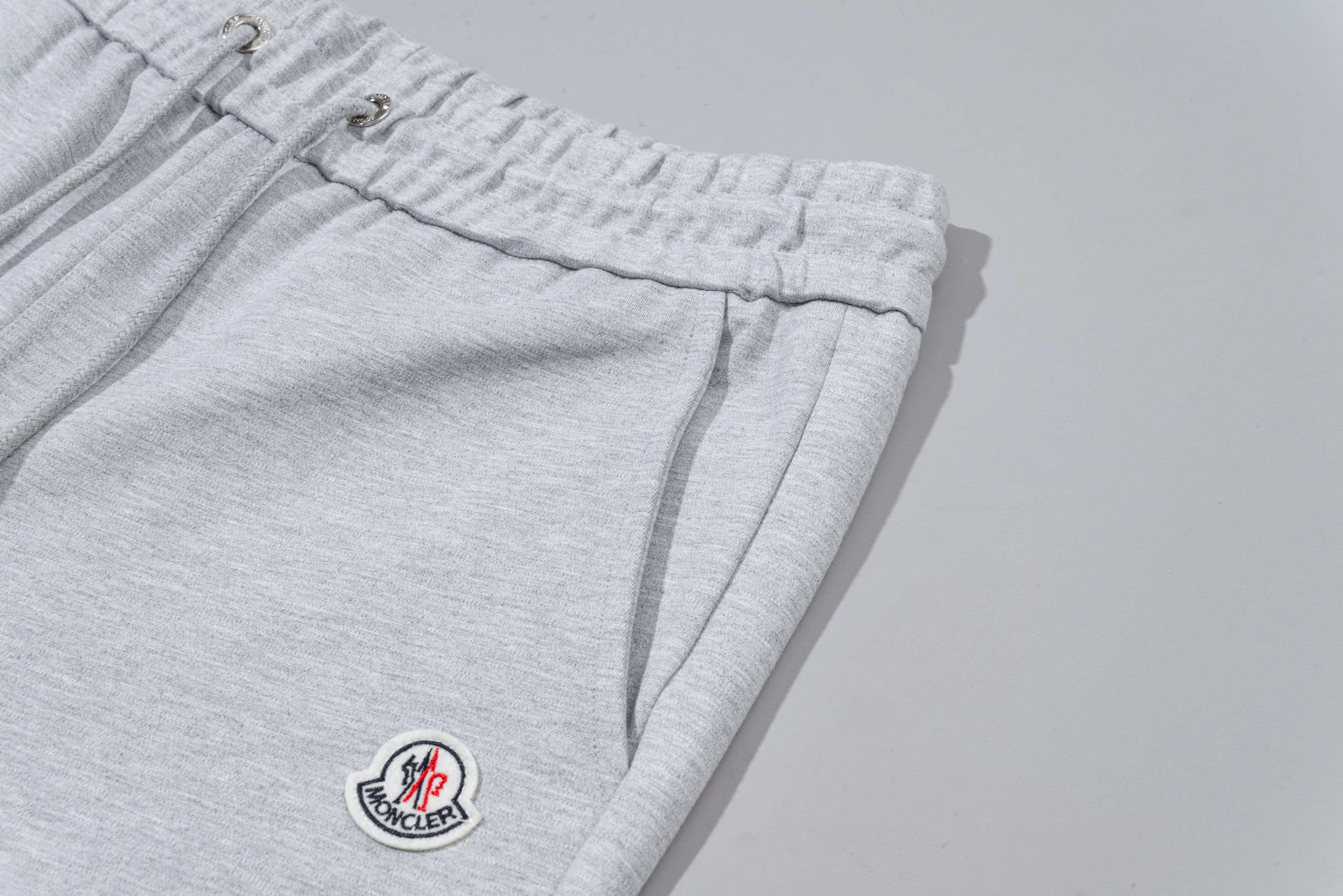 P230 MONCLER/Muzzle Custom fabric suit casual sweatpants Red and blue ribbon splicing design brand Zhangzi LOGO process Official synchronization High version High quality Fashion personality Versatile trend Pure original quality Original fabric Hang tag Collar label Washed wheat Complete three standards Color: blue. Gray. Size: S-2XL