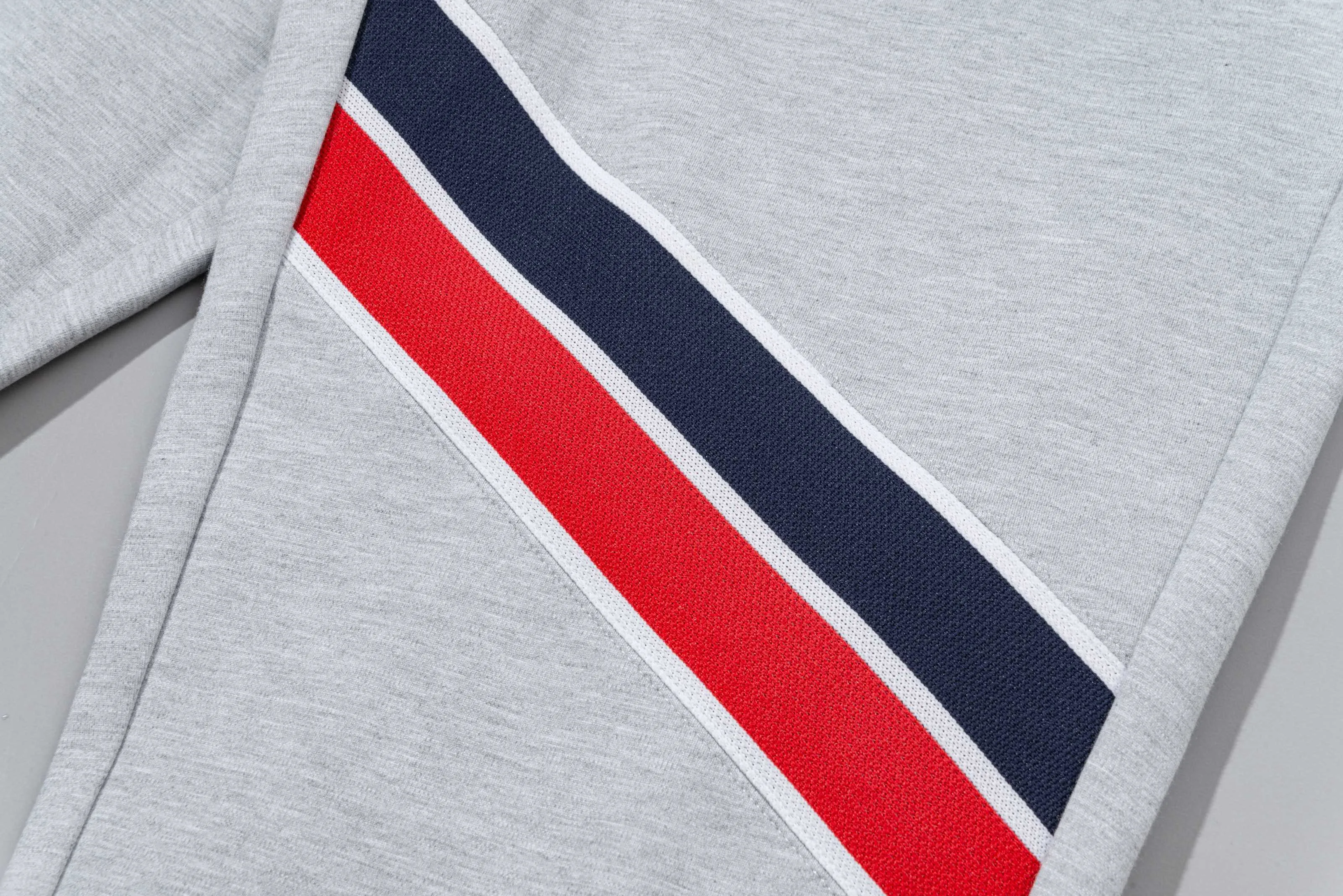 P230 MONCLER/Muzzle Custom fabric suit casual sweatpants Red and blue ribbon splicing design brand Zhangzi LOGO process Official synchronization High version High quality Fashion personality Versatile trend Pure original quality Original fabric Hang tag Collar label Washed wheat Complete three standards Color: blue. Gray. Size: S-2XL