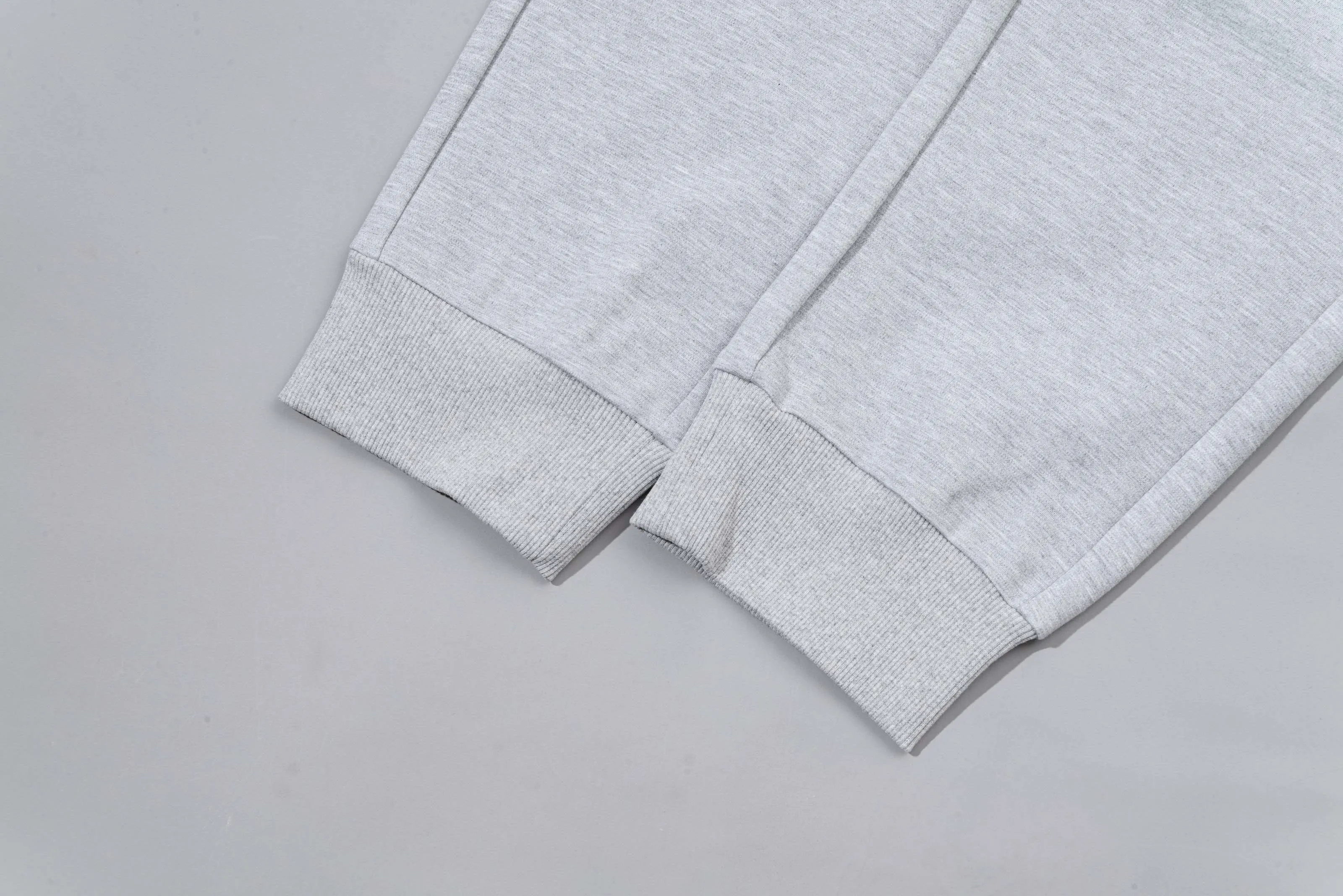P230 MONCLER/Muzzle Custom fabric suit casual sweatpants Red and blue ribbon splicing design brand Zhangzi LOGO process Official synchronization High version High quality Fashion personality Versatile trend Pure original quality Original fabric Hang tag Collar label Washed wheat Complete three standards Color: blue. Gray. Size: S-2XL