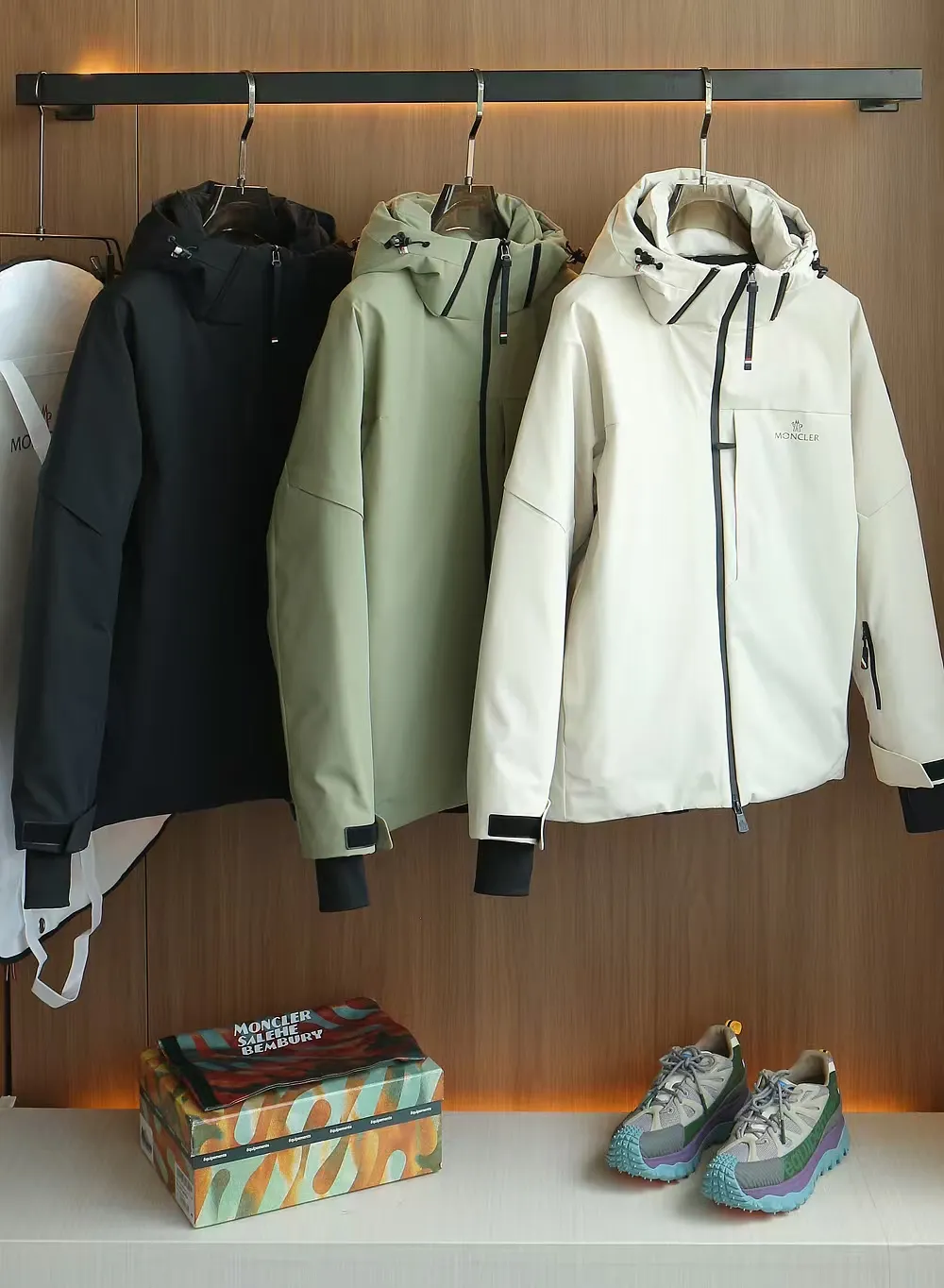 P1660 Moncler 25FW new thin and lightweight men's hooded casual down jacket! Trading company orders Jeluz men's down inspired by classic, men's choice for outdoor activities! The product is made of GORE-Tex waterproof outdoor sports fabric and decorated with recyclable details, which demonstrates the brand's commitment to external environmental protection. The adjustable cuffs and two-way zipper ensure easy wearing and adjustment of the silhouette; the interior is made of European-standard environmentally friendly 90% white duck down + 10% feather high-content filling, which is warmer and lighter than traditional down jackets in the past. You will know its high-end atmosphere when you try it in person. The upper body is comfortable, warm and breathable without any bloated feeling! At the same time, it has a high sense of class and recognition. The seams of the body are all cut in position to ensure visual beauty, which is very time-consuming and material-consuming! The fashionable detachable vest can be worn alone. The detachable hooded stand-up collar design is easy to disassemble and assemble to create different fashionable looks. The concealed placket, two-way zipper opening and closing, elastic cuffs and drawstring hem cuff design can better withstand the cold wind and keep the upper body warm in autumn and winter. It is a tall and stylish item! Color: Black, premium gray, off-white Size: M-3XL Size 1: Shoulder width 51cm - Bust 114cm - Clothing length 70cm - Sleeve length 61cm Size 2: Shoulder width 52cm - Bust 118cm - Clothing length 71cm - Sleeve length 62cm Size 3: Shoulder width 53cm - Bust 122cm - Clothing length 72cm - Sleeve length 63cm 4 Size: Shoulder width 54cm - Bust 126cm - Clothing length 73cm - Sleeve length 64cm Size 5: Shoulder width 55cm - Bust 130cm - Clothing length 75cm - Sleeve length 64cm