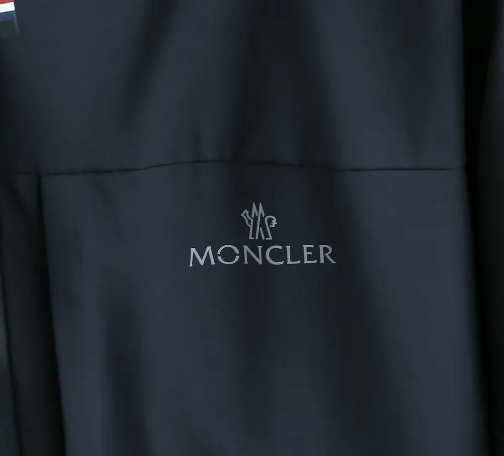 P1660 Moncler 25FW new thin and lightweight men's hooded casual down jacket! Trading company orders Jeluz men's down inspired by classic, men's choice for outdoor activities! The product is made of GORE-Tex waterproof outdoor sports fabric and decorated with recyclable details, which demonstrates the brand's commitment to external environmental protection. The adjustable cuffs and two-way zipper ensure easy wearing and adjustment of the silhouette; the interior is made of European-standard environmentally friendly 90% white duck down + 10% feather high-content filling, which is warmer and lighter than traditional down jackets in the past. You will know its high-end atmosphere when you try it in person. The upper body is comfortable, warm and breathable without any bloated feeling! At the same time, it has a high sense of class and recognition. The seams of the body are all cut in position to ensure visual beauty, which is very time-consuming and material-consuming! The fashionable detachable vest can be worn alone. The detachable hooded stand-up collar design is easy to disassemble and assemble to create different fashionable looks. The concealed placket, two-way zipper opening and closing, elastic cuffs and drawstring hem cuff design can better withstand the cold wind and keep the upper body warm in autumn and winter. It is a tall and stylish item! Color: Black, premium gray, off-white Size: M-3XL Size 1: Shoulder width 51cm - Bust 114cm - Clothing length 70cm - Sleeve length 61cm Size 2: Shoulder width 52cm - Bust 118cm - Clothing length 71cm - Sleeve length 62cm Size 3: Shoulder width 53cm - Bust 122cm - Clothing length 72cm - Sleeve length 63cm 4 Size: Shoulder width 54cm - Bust 126cm - Clothing length 73cm - Sleeve length 64cm Size 5: Shoulder width 55cm - Bust 130cm - Clothing length 75cm - Sleeve length 64cm