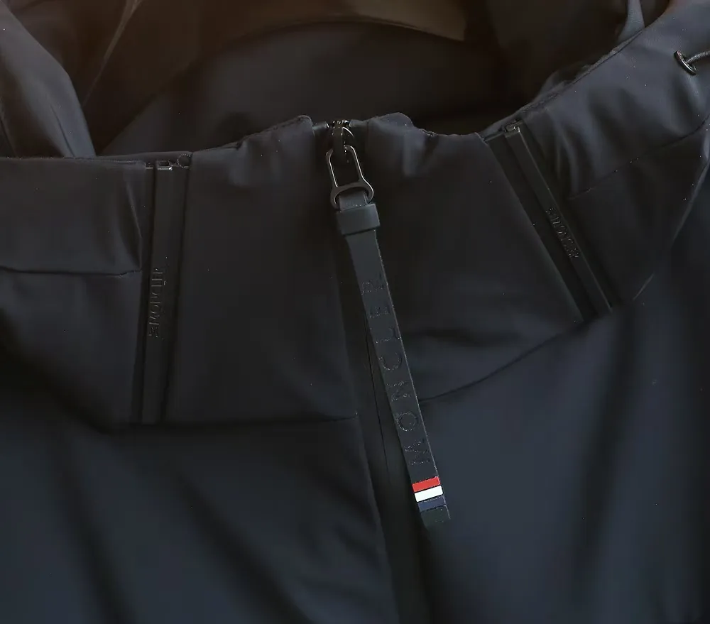 P1660 Moncler 25FW new thin and lightweight men's hooded casual down jacket! Trading company orders Jeluz men's down inspired by classic, men's choice for outdoor activities! The product is made of GORE-Tex waterproof outdoor sports fabric and decorated with recyclable details, which demonstrates the brand's commitment to external environmental protection. The adjustable cuffs and two-way zipper ensure easy wearing and adjustment of the silhouette; the interior is made of European-standard environmentally friendly 90% white duck down + 10% feather high-content filling, which is warmer and lighter than traditional down jackets in the past. You will know its high-end atmosphere when you try it in person. The upper body is comfortable, warm and breathable without any bloated feeling! At the same time, it has a high sense of class and recognition. The seams of the body are all cut in position to ensure visual beauty, which is very time-consuming and material-consuming! The fashionable detachable vest can be worn alone. The detachable hooded stand-up collar design is easy to disassemble and assemble to create different fashionable looks. The concealed placket, two-way zipper opening and closing, elastic cuffs and drawstring hem cuff design can better withstand the cold wind and keep the upper body warm in autumn and winter. It is a tall and stylish item! Color: Black, premium gray, off-white Size: M-3XL Size 1: Shoulder width 51cm - Bust 114cm - Clothing length 70cm - Sleeve length 61cm Size 2: Shoulder width 52cm - Bust 118cm - Clothing length 71cm - Sleeve length 62cm Size 3: Shoulder width 53cm - Bust 122cm - Clothing length 72cm - Sleeve length 63cm 4 Size: Shoulder width 54cm - Bust 126cm - Clothing length 73cm - Sleeve length 64cm Size 5: Shoulder width 55cm - Bust 130cm - Clothing length 75cm - Sleeve length 64cm