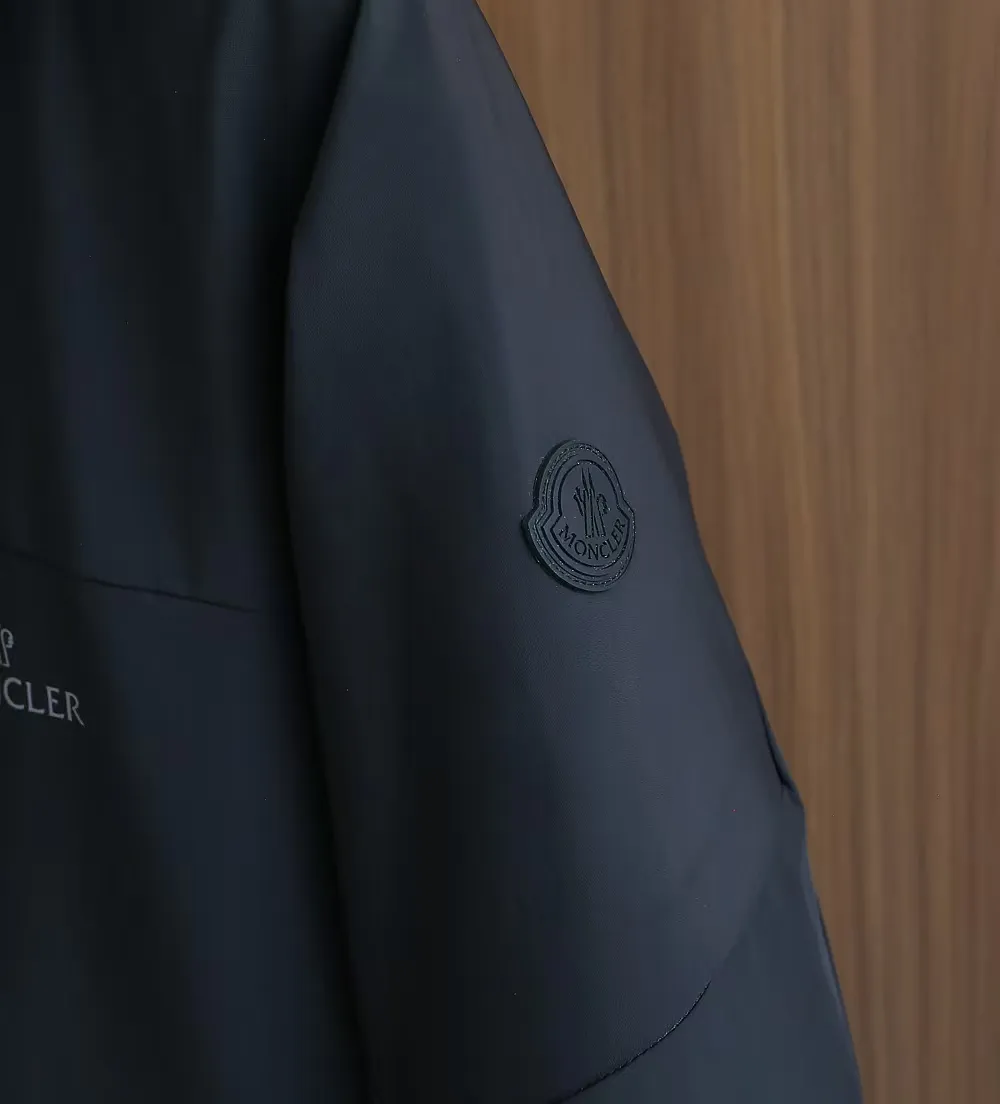P1660 Moncler 25FW new thin and lightweight men's hooded casual down jacket! Trading company orders Jeluz men's down inspired by classic, men's choice for outdoor activities! The product is made of GORE-Tex waterproof outdoor sports fabric and decorated with recyclable details, which demonstrates the brand's commitment to external environmental protection. The adjustable cuffs and two-way zipper ensure easy wearing and adjustment of the silhouette; the interior is made of European-standard environmentally friendly 90% white duck down + 10% feather high-content filling, which is warmer and lighter than traditional down jackets in the past. You will know its high-end atmosphere when you try it in person. The upper body is comfortable, warm and breathable without any bloated feeling! At the same time, it has a high sense of class and recognition. The seams of the body are all cut in position to ensure visual beauty, which is very time-consuming and material-consuming! The fashionable detachable vest can be worn alone. The detachable hooded stand-up collar design is easy to disassemble and assemble to create different fashionable looks. The concealed placket, two-way zipper opening and closing, elastic cuffs and drawstring hem cuff design can better withstand the cold wind and keep the upper body warm in autumn and winter. It is a tall and stylish item! Color: Black, premium gray, off-white Size: M-3XL Size 1: Shoulder width 51cm - Bust 114cm - Clothing length 70cm - Sleeve length 61cm Size 2: Shoulder width 52cm - Bust 118cm - Clothing length 71cm - Sleeve length 62cm Size 3: Shoulder width 53cm - Bust 122cm - Clothing length 72cm - Sleeve length 63cm 4 Size: Shoulder width 54cm - Bust 126cm - Clothing length 73cm - Sleeve length 64cm Size 5: Shoulder width 55cm - Bust 130cm - Clothing length 75cm - Sleeve length 64cm