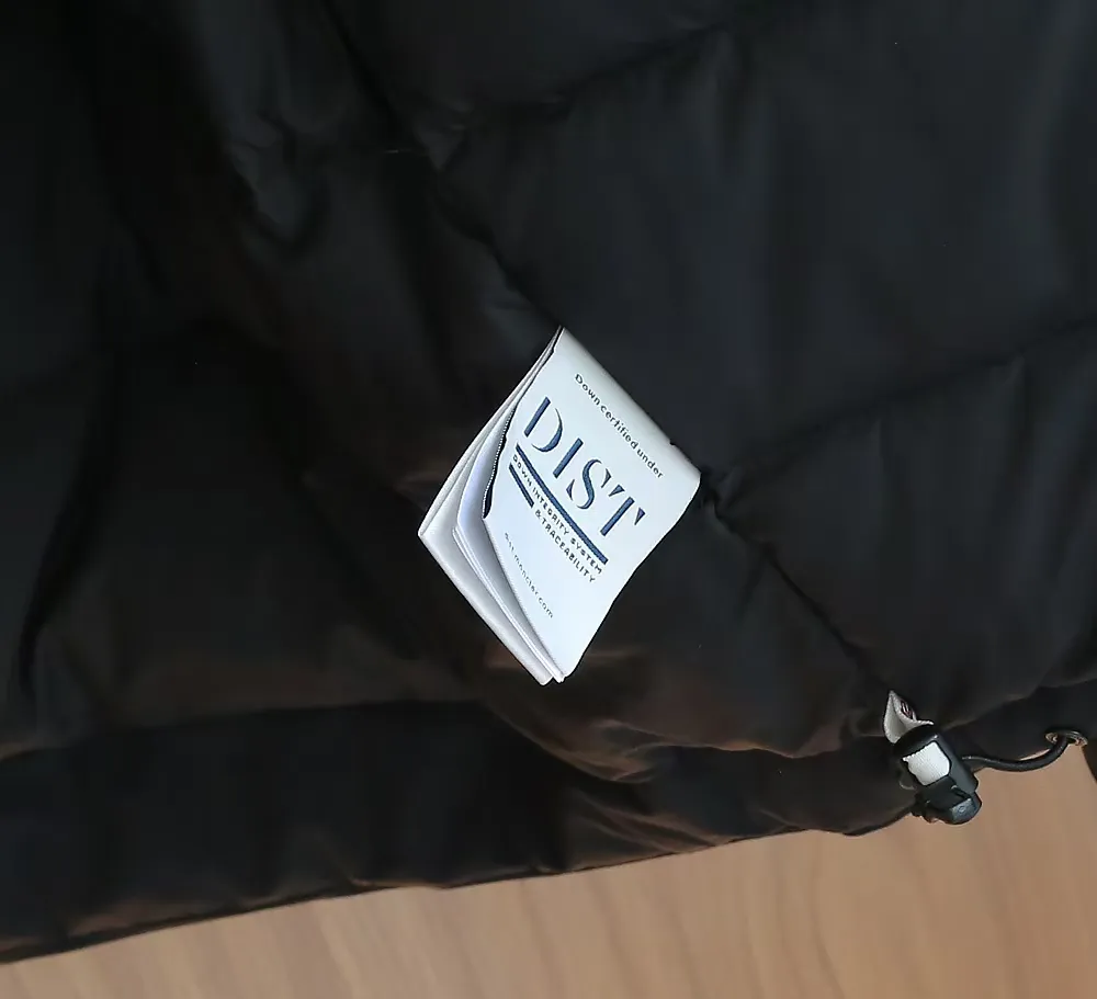 P1660 Moncler 25FW new thin and lightweight men's hooded casual down jacket! Trading company orders Jeluz men's down inspired by classic, men's choice for outdoor activities! The product is made of GORE-Tex waterproof outdoor sports fabric and decorated with recyclable details, which demonstrates the brand's commitment to external environmental protection. The adjustable cuffs and two-way zipper ensure easy wearing and adjustment of the silhouette; the interior is made of European-standard environmentally friendly 90% white duck down + 10% feather high-content filling, which is warmer and lighter than traditional down jackets in the past. You will know its high-end atmosphere when you try it in person. The upper body is comfortable, warm and breathable without any bloated feeling! At the same time, it has a high sense of class and recognition. The seams of the body are all cut in position to ensure visual beauty, which is very time-consuming and material-consuming! The fashionable detachable vest can be worn alone. The detachable hooded stand-up collar design is easy to disassemble and assemble to create different fashionable looks. The concealed placket, two-way zipper opening and closing, elastic cuffs and drawstring hem cuff design can better withstand the cold wind and keep the upper body warm in autumn and winter. It is a tall and stylish item! Color: Black, premium gray, off-white Size: M-3XL Size 1: Shoulder width 51cm - Bust 114cm - Clothing length 70cm - Sleeve length 61cm Size 2: Shoulder width 52cm - Bust 118cm - Clothing length 71cm - Sleeve length 62cm Size 3: Shoulder width 53cm - Bust 122cm - Clothing length 72cm - Sleeve length 63cm 4 Size: Shoulder width 54cm - Bust 126cm - Clothing length 73cm - Sleeve length 64cm Size 5: Shoulder width 55cm - Bust 130cm - Clothing length 75cm - Sleeve length 64cm