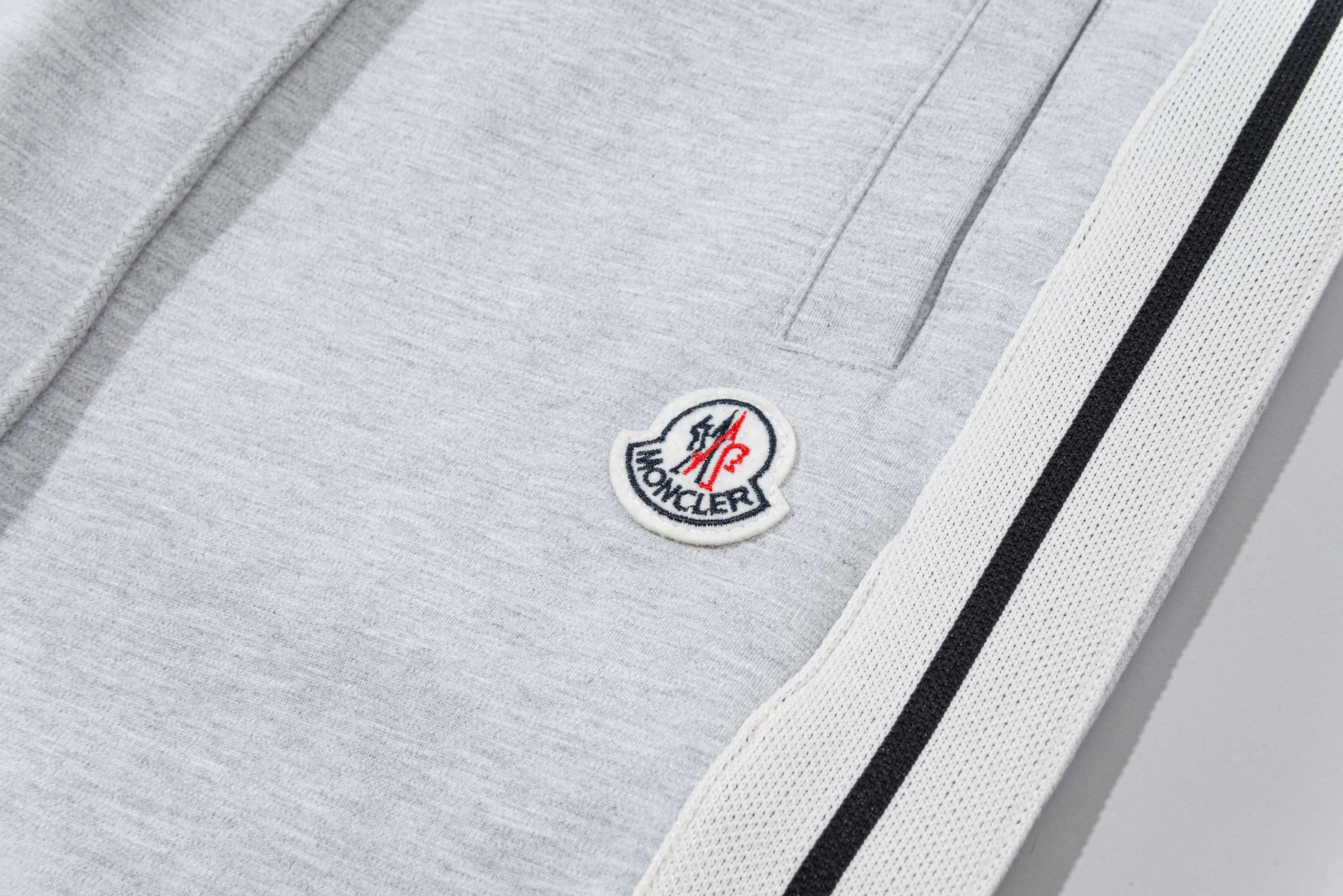 P230 MONCLER/muzzle Customized fabric suit casual sweatpants Simple side webbing splicing craftsmanship small chapter logo LOGO Official synchronization High version High quality Fashion personality Versatile trend Pure original quality Original fabric Hang tag Collar label Washed wheat Complete three standards Color: Black. Blue. Gray. Size: S-2XL