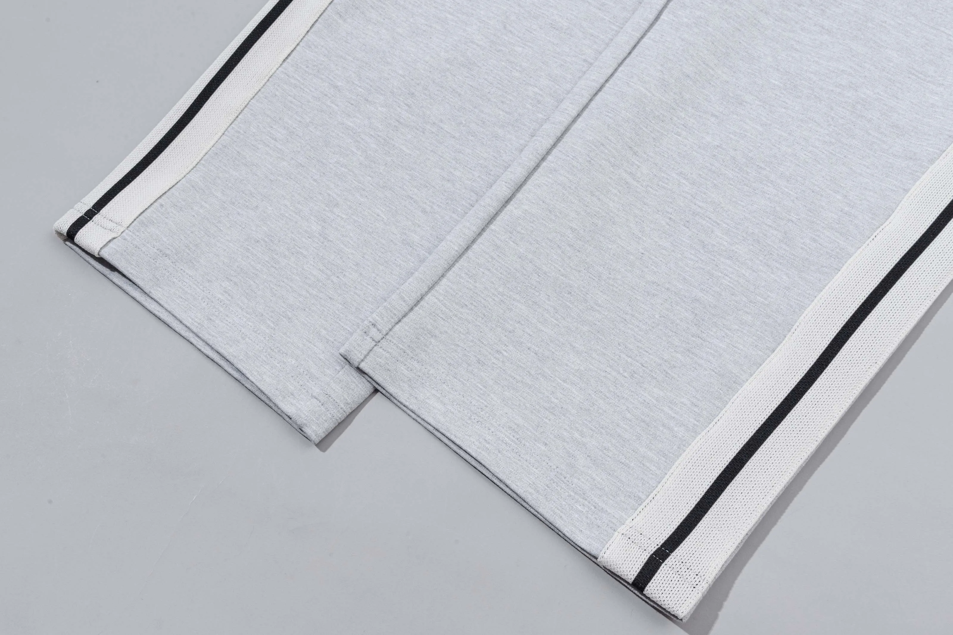 P230 MONCLER/muzzle Customized fabric suit casual sweatpants Simple side webbing splicing craftsmanship small chapter logo LOGO Official synchronization High version High quality Fashion personality Versatile trend Pure original quality Original fabric Hang tag Collar label Washed wheat Complete three standards Color: Black. Blue. Gray. Size: S-2XL