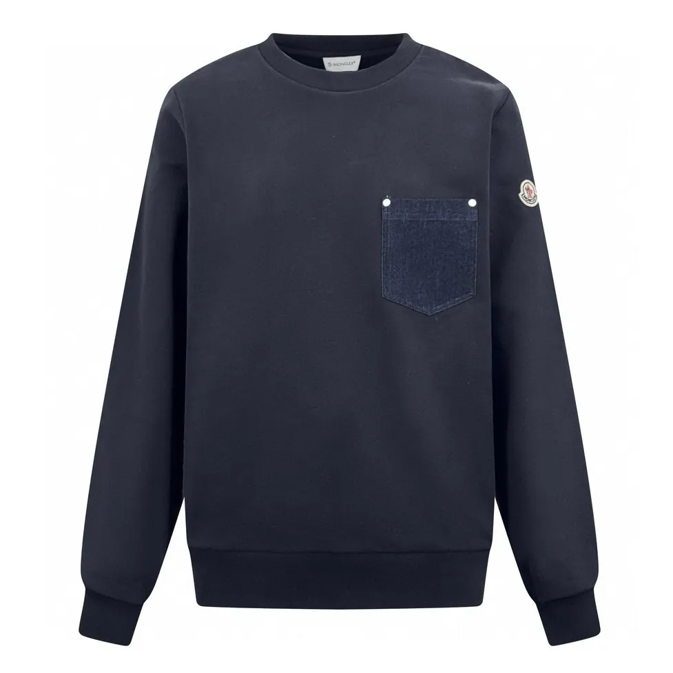 P300 Exclusive supply] Moncler denim pocket crew neck sweatshirt. Original purchase and development of 4,900. The fabric is made of customized cotton velvet and cloud yarn water-brushed denim. It has excellent texture and is comfortable and close to the skin. It is mainly made of rich navy blue and shows an elegant gentleman style. The unique denim chest pocket on the chest adds a touch of uninhibited casualness with the unique roughness and retro of denim. The iconic Moncler embroidered logo is present on the sleeves. Recognizable and high-end from the inside out. Find the perfect balance between simplicity and sophistication, with seamless hemming. Use precise laser cutting to cut the edges of the pockets into the required denim shape to ensure the neatness and accuracy of the edges. Then use one-piece molding technology to perfectly combine the denim material with the pockets to achieve a seamless connection and manual nailing. Use a servo motor driven nailing device to accurately drive the bottom nails into the splicing of denim and sweater velvet. Precise positioning keeps the edges of the pockets flat, and the fabrics have been washed. It has better hand feel and texture, is not easy to deform, shrink or fade, and maintains long-term beauty. Size:S/M/L/XL