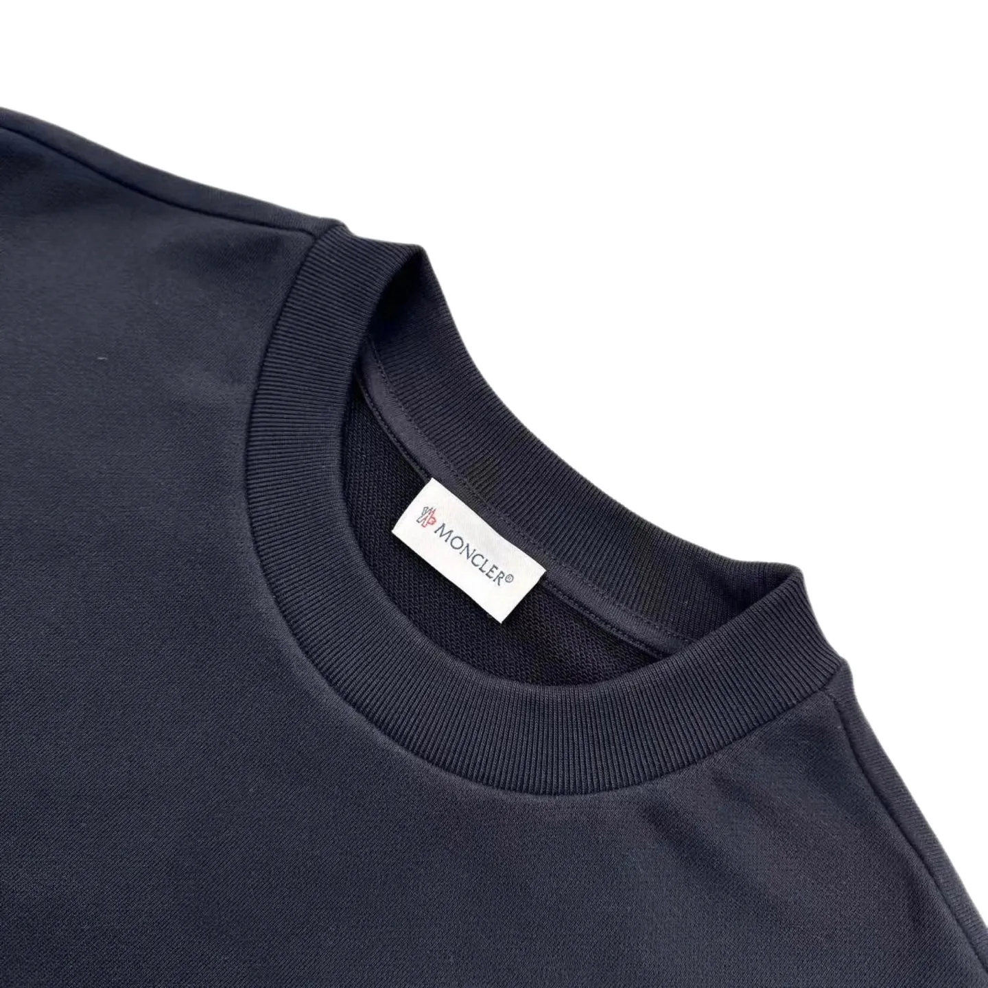 P300 Exclusive supply] Moncler denim pocket crew neck sweatshirt. Original purchase and development of 4,900. The fabric is made of customized cotton velvet and cloud yarn water-brushed denim. It has excellent texture and is comfortable and close to the skin. It is mainly made of rich navy blue and shows an elegant gentleman style. The unique denim chest pocket on the chest adds a touch of uninhibited casualness with the unique roughness and retro of denim. The iconic Moncler embroidered logo is present on the sleeves. Recognizable and high-end from the inside out. Find the perfect balance between simplicity and sophistication, with seamless hemming. Use precise laser cutting to cut the edges of the pockets into the required denim shape to ensure the neatness and accuracy of the edges. Then use one-piece molding technology to perfectly combine the denim material with the pockets to achieve a seamless connection and manual nailing. Use a servo motor driven nailing device to accurately drive the bottom nails into the splicing of denim and sweater velvet. Precise positioning keeps the edges of the pockets flat, and the fabrics have been washed. It has better hand feel and texture, is not easy to deform, shrink or fade, and maintains long-term beauty. Size:S/M/L/XL