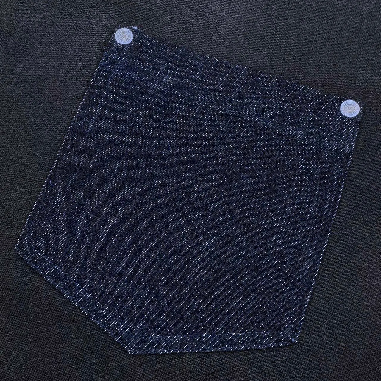 P300 Exclusive supply] Moncler denim pocket crew neck sweatshirt. Original purchase and development of 4,900. The fabric is made of customized cotton velvet and cloud yarn water-brushed denim. It has excellent texture and is comfortable and close to the skin. It is mainly made of rich navy blue and shows an elegant gentleman style. The unique denim chest pocket on the chest adds a touch of uninhibited casualness with the unique roughness and retro of denim. The iconic Moncler embroidered logo is present on the sleeves. Recognizable and high-end from the inside out. Find the perfect balance between simplicity and sophistication, with seamless hemming. Use precise laser cutting to cut the edges of the pockets into the required denim shape to ensure the neatness and accuracy of the edges. Then use one-piece molding technology to perfectly combine the denim material with the pockets to achieve a seamless connection and manual nailing. Use a servo motor driven nailing device to accurately drive the bottom nails into the splicing of denim and sweater velvet. Precise positioning keeps the edges of the pockets flat, and the fabrics have been washed. It has better hand feel and texture, is not easy to deform, shrink or fade, and maintains long-term beauty. Size:S/M/L/XL