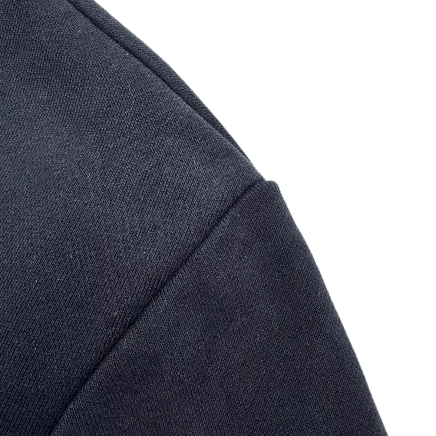 P300 Exclusive supply] Moncler denim pocket crew neck sweatshirt. Original purchase and development of 4,900. The fabric is made of customized cotton velvet and cloud yarn water-brushed denim. It has excellent texture and is comfortable and close to the skin. It is mainly made of rich navy blue and shows an elegant gentleman style. The unique denim chest pocket on the chest adds a touch of uninhibited casualness with the unique roughness and retro of denim. The iconic Moncler embroidered logo is present on the sleeves. Recognizable and high-end from the inside out. Find the perfect balance between simplicity and sophistication, with seamless hemming. Use precise laser cutting to cut the edges of the pockets into the required denim shape to ensure the neatness and accuracy of the edges. Then use one-piece molding technology to perfectly combine the denim material with the pockets to achieve a seamless connection and manual nailing. Use a servo motor driven nailing device to accurately drive the bottom nails into the splicing of denim and sweater velvet. Precise positioning keeps the edges of the pockets flat, and the fabrics have been washed. It has better hand feel and texture, is not easy to deform, shrink or fade, and maintains long-term beauty. Size:S/M/L/XL