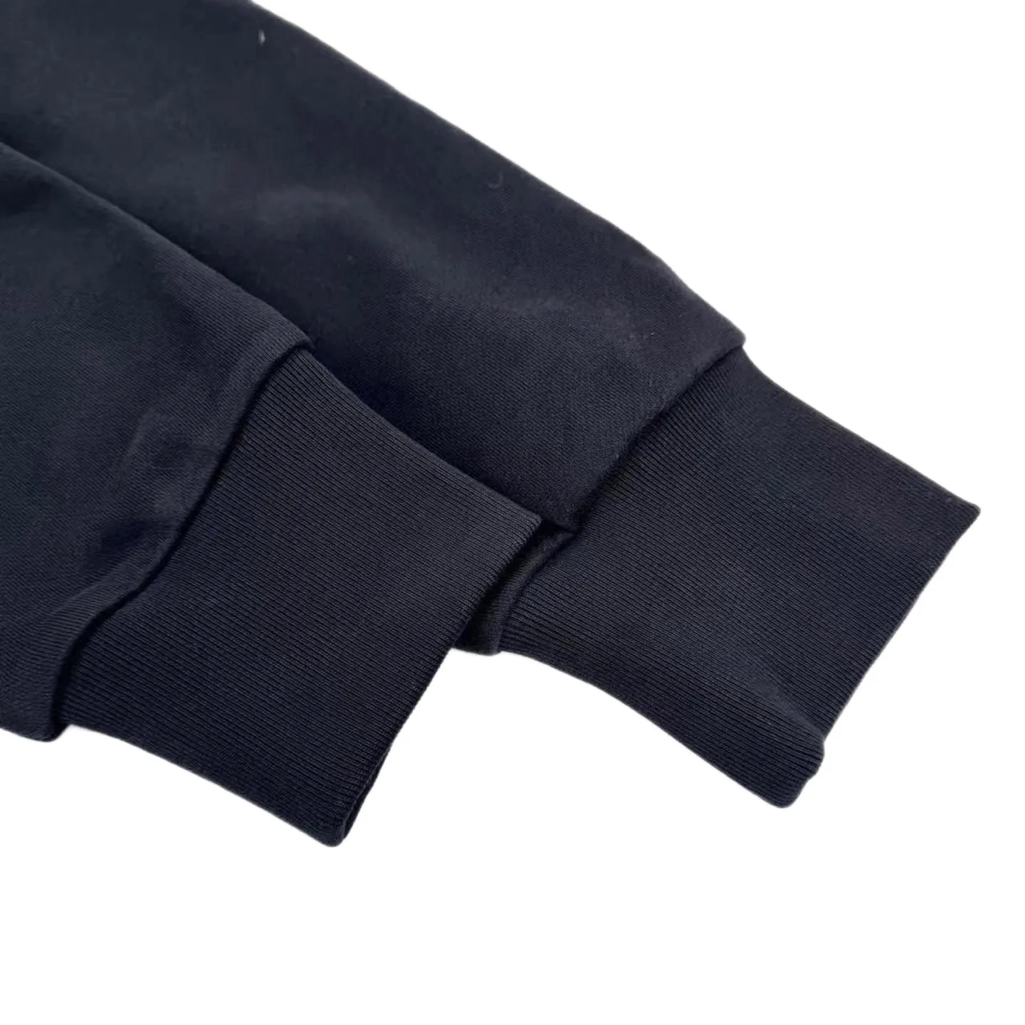 P300 Exclusive supply] Moncler denim pocket crew neck sweatshirt. Original purchase and development of 4,900. The fabric is made of customized cotton velvet and cloud yarn water-brushed denim. It has excellent texture and is comfortable and close to the skin. It is mainly made of rich navy blue and shows an elegant gentleman style. The unique denim chest pocket on the chest adds a touch of uninhibited casualness with the unique roughness and retro of denim. The iconic Moncler embroidered logo is present on the sleeves. Recognizable and high-end from the inside out. Find the perfect balance between simplicity and sophistication, with seamless hemming. Use precise laser cutting to cut the edges of the pockets into the required denim shape to ensure the neatness and accuracy of the edges. Then use one-piece molding technology to perfectly combine the denim material with the pockets to achieve a seamless connection and manual nailing. Use a servo motor driven nailing device to accurately drive the bottom nails into the splicing of denim and sweater velvet. Precise positioning keeps the edges of the pockets flat, and the fabrics have been washed. It has better hand feel and texture, is not easy to deform, shrink or fade, and maintains long-term beauty. Size:S/M/L/XL
