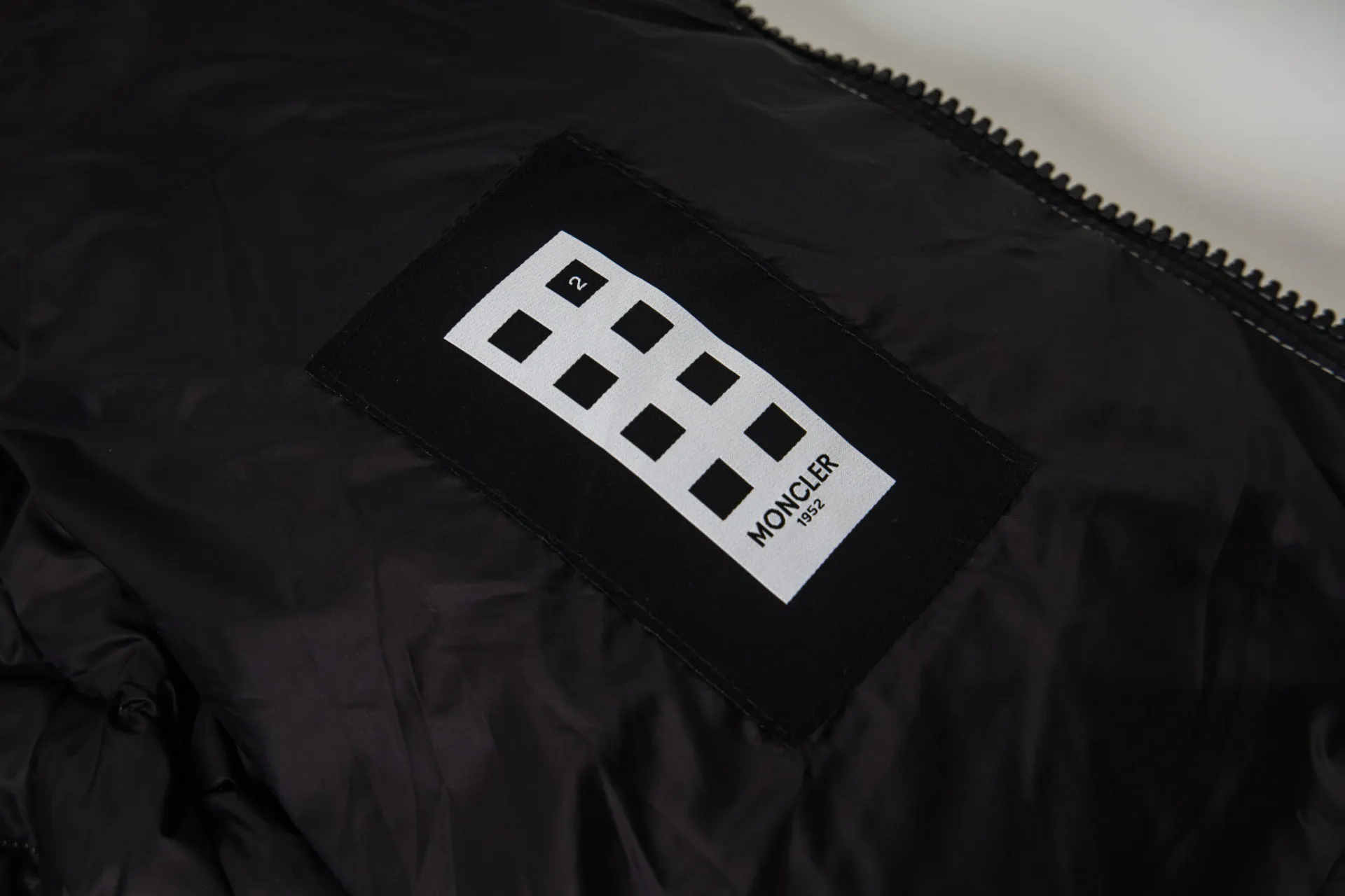 P1010 Style No.: G120 Moncler Mouth Mouth Autumn and Winter New Style Hooded Down Jacket with Classic Leather Logo on the Chest 1️⃣ Made of top-grade 90 down, super soft and full of feathers, super heavy-duty fabrics with excellent workmanship! 2️⃣Original custom-made hardware accessories are all imported and original, absolutely high quality, a full set of customized accessories, complete with three standards, same style for men and women, a must-have for couples! 2️⃣It is very youthful and energetic, and can be easily worn by both men and women. It is very in line with the fashion aesthetic concepts of today's young people! Color: black, white Size: S, M, L, XL
