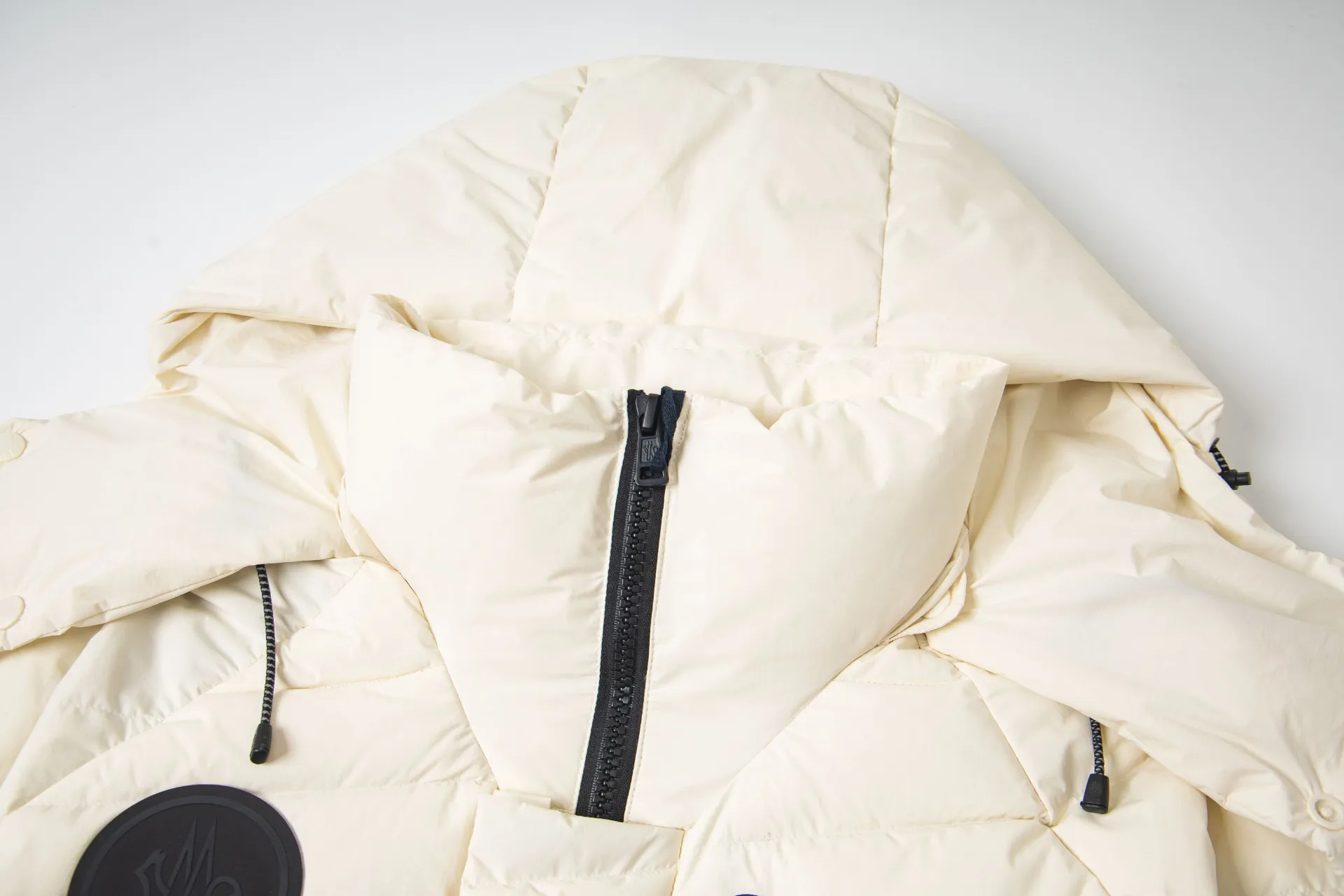 P1010 Style No.: G120 Moncler Mouth Mouth Autumn and Winter New Style Hooded Down Jacket with Classic Leather Logo on the Chest 1️⃣ Made of top-grade 90 down, super soft and full of feathers, super heavy-duty fabrics with excellent workmanship! 2️⃣Original custom-made hardware accessories are all imported and original, absolutely high quality, a full set of customized accessories, complete with three standards, same style for men and women, a must-have for couples! 2️⃣It is very youthful and energetic, and can be easily worn by both men and women. It is very in line with the fashion aesthetic concepts of today's young people! Color: black, white Size: S, M, L, XL
