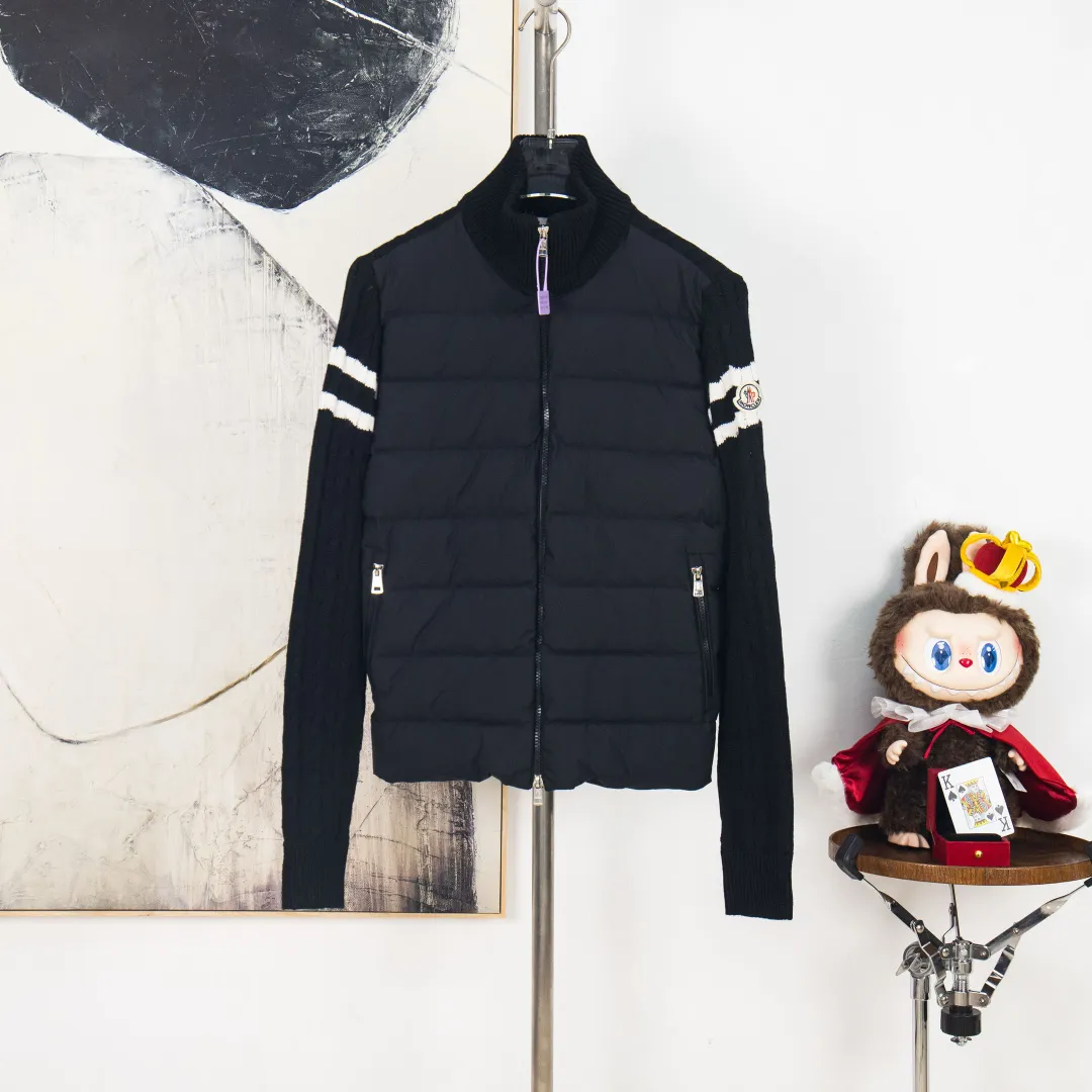 P660 💰zp version [Exclusive supply] 2025 autumn and winter new style 🆕Down jacket top purchasing version MONCLER wool splicing sleeves, same style for men and women, down jacket jacket MONCLER / Moncler / Mouth Mouth New style Each down jacket has been processed through at least 150 processes. The maximum fill power can reach 800➕ to make the wear warmer. 5A standard uses German anti-down needles. Up to 11 stitches per three centimeters Precision sewing Sleeve LOGO: The sleeve LOGO is made of wool, and the embroidery is made by Japanese Tajima machine NFC chip: Both the sleeve wool embroidery label and the inner wash label can verify the NFC chip Fabric: Light waterproof and breathable nylon cloth Filling: 90% white duck down Use the best cloud velvet High fluffiness Very warm Zipper: Electroplated lettering logo zipper consistent with the original Embroidery: Made by Japanese Tajima embroidery machine. Accessories: main label, washable label, hang tag. All packaging is original and complete. Color: blue black. Size: S M L XL 2XL. Number: MM10600.
