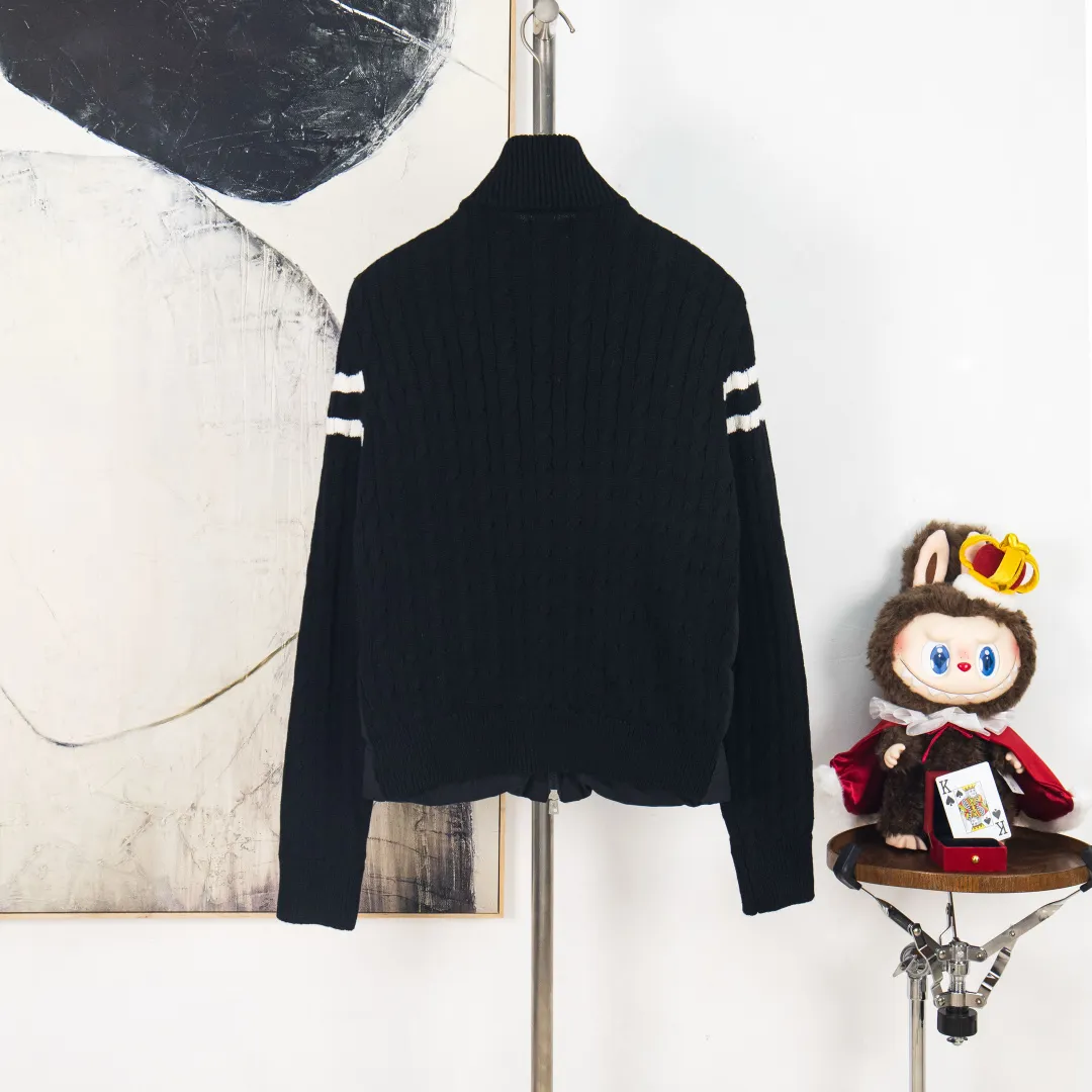 P660 💰zp version [Exclusive supply] 2025 autumn and winter new style 🆕Down jacket top purchasing version MONCLER wool splicing sleeves, same style for men and women, down jacket jacket MONCLER / Moncler / Mouth Mouth New style Each down jacket has been processed through at least 150 processes. The maximum fill power can reach 800➕ to make the wear warmer. 5A standard uses German anti-down needles. Up to 11 stitches per three centimeters Precision sewing Sleeve LOGO: The sleeve LOGO is made of wool, and the embroidery is made by Japanese Tajima machine NFC chip: Both the sleeve wool embroidery label and the inner wash label can verify the NFC chip Fabric: Light waterproof and breathable nylon cloth Filling: 90% white duck down Use the best cloud velvet High fluffiness Very warm Zipper: Electroplated lettering logo zipper consistent with the original Embroidery: Made by Japanese Tajima embroidery machine. Accessories: main label, washable label, hang tag. All packaging is original and complete. Color: blue black. Size: S M L XL 2XL. Number: MM10600.