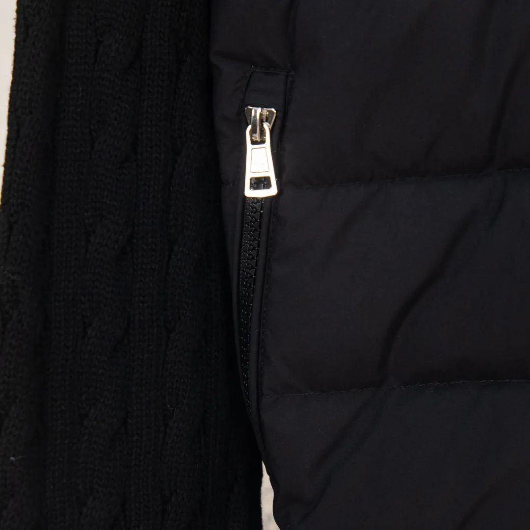 P660 💰zp version [Exclusive supply] 2025 autumn and winter new style 🆕Down jacket top purchasing version MONCLER wool splicing sleeves, same style for men and women, down jacket jacket MONCLER / Moncler / Mouth Mouth New style Each down jacket has been processed through at least 150 processes. The maximum fill power can reach 800➕ to make the wear warmer. 5A standard uses German anti-down needles. Up to 11 stitches per three centimeters Precision sewing Sleeve LOGO: The sleeve LOGO is made of wool, and the embroidery is made by Japanese Tajima machine NFC chip: Both the sleeve wool embroidery label and the inner wash label can verify the NFC chip Fabric: Light waterproof and breathable nylon cloth Filling: 90% white duck down Use the best cloud velvet High fluffiness Very warm Zipper: Electroplated lettering logo zipper consistent with the original Embroidery: Made by Japanese Tajima embroidery machine. Accessories: main label, washable label, hang tag. All packaging is original and complete. Color: blue black. Size: S M L XL 2XL. Number: MM10600.