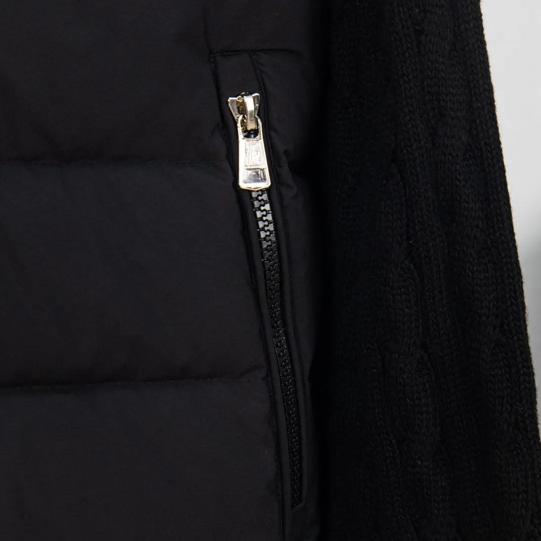 P660 💰zp version [Exclusive supply] 2025 autumn and winter new style 🆕Down jacket top purchasing version MONCLER wool splicing sleeves, same style for men and women, down jacket jacket MONCLER / Moncler / Mouth Mouth New style Each down jacket has been processed through at least 150 processes. The maximum fill power can reach 800➕ to make the wear warmer. 5A standard uses German anti-down needles. Up to 11 stitches per three centimeters Precision sewing Sleeve LOGO: The sleeve LOGO is made of wool, and the embroidery is made by Japanese Tajima machine NFC chip: Both the sleeve wool embroidery label and the inner wash label can verify the NFC chip Fabric: Light waterproof and breathable nylon cloth Filling: 90% white duck down Use the best cloud velvet High fluffiness Very warm Zipper: Electroplated lettering logo zipper consistent with the original Embroidery: Made by Japanese Tajima embroidery machine. Accessories: main label, washable label, hang tag. All packaging is original and complete. Color: blue black. Size: S M L XL 2XL. Number: MM10600.