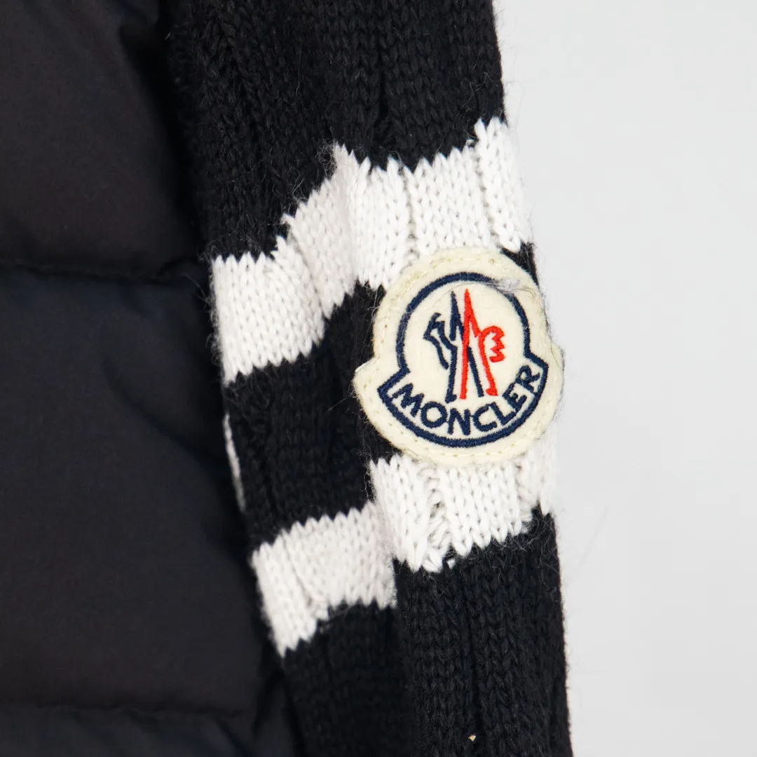 P660 💰zp version [Exclusive supply] 2025 autumn and winter new style 🆕Down jacket top purchasing version MONCLER wool splicing sleeves, same style for men and women, down jacket jacket MONCLER / Moncler / Mouth Mouth New style Each down jacket has been processed through at least 150 processes. The maximum fill power can reach 800➕ to make the wear warmer. 5A standard uses German anti-down needles. Up to 11 stitches per three centimeters Precision sewing Sleeve LOGO: The sleeve LOGO is made of wool, and the embroidery is made by Japanese Tajima machine NFC chip: Both the sleeve wool embroidery label and the inner wash label can verify the NFC chip Fabric: Light waterproof and breathable nylon cloth Filling: 90% white duck down Use the best cloud velvet High fluffiness Very warm Zipper: Electroplated lettering logo zipper consistent with the original Embroidery: Made by Japanese Tajima embroidery machine. Accessories: main label, washable label, hang tag. All packaging is original and complete. Color: blue black. Size: S M L XL 2XL. Number: MM10600.