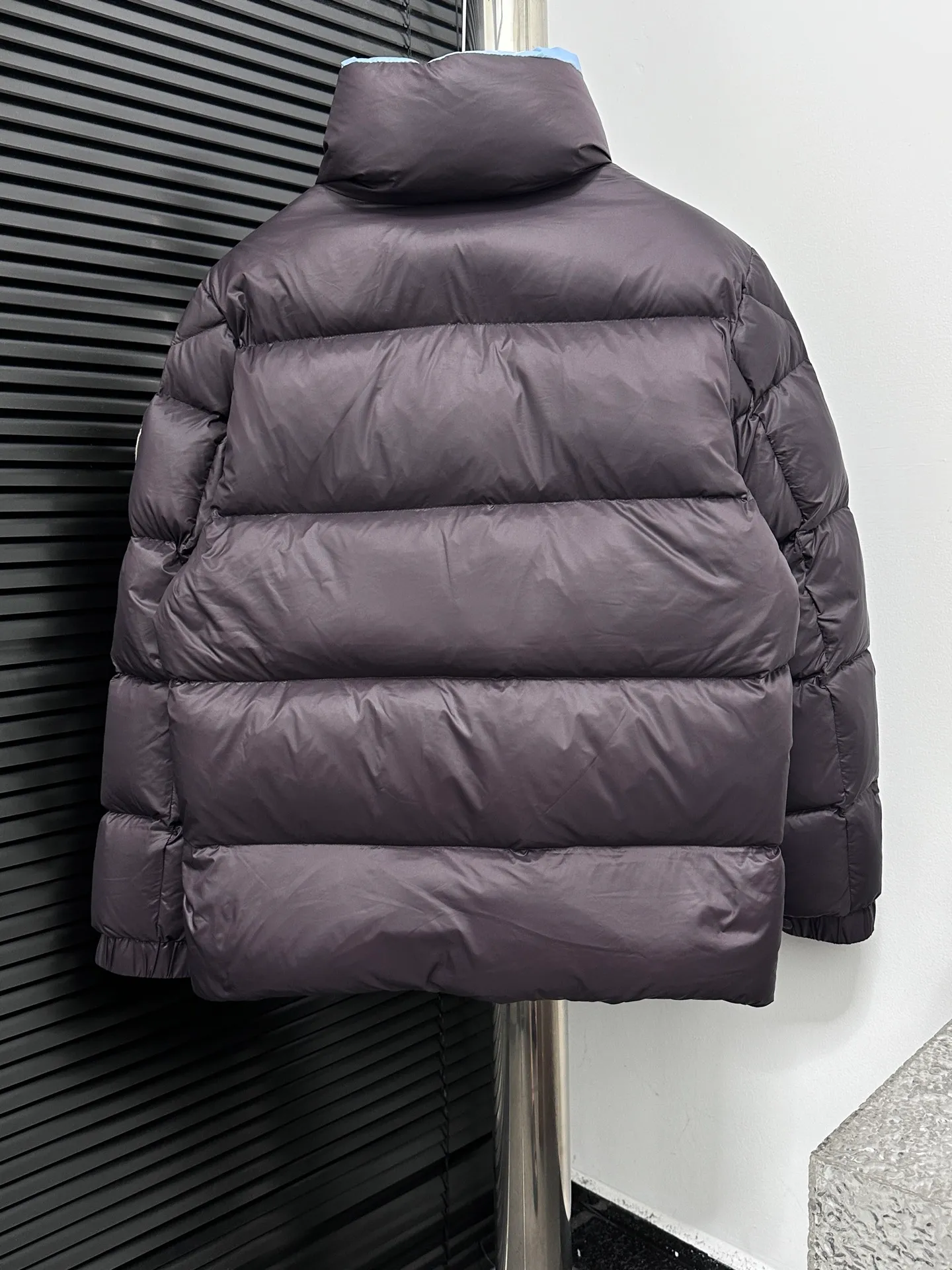 ￼ P860 [𝑴𝒐𝒏𝒄𝒍𝒆𝒓] Men's Mouth DERVOR Series Green Fatty Long Sleeve Down Jacket Men's Mouth DERVOX Limited Color Match 1952 Co-branded Men's Goose Down Stand Collar Thickened Bread Can Be Made for Couples 95% national standard white gooseneck down filling. The filling is extremely full. 700+ fill power. The tag barcode model number corresponds to the official website. The tag has built-in NFC electronic sensor for anti-counterfeiting) Dervox down is made of lightweight nylon laqué fabric, which is comfortable and warm without being heavy. This short style features an internal shoulder strap that can be carried as a carry when the weather heats up, making it ideal for urban or alpine wear. Made in pop tones, it's finished with a bold logo patch. Details Made of lightweight nvlon laqué fabric Color: Fat Blue Sizes: 1-2-3-4-5