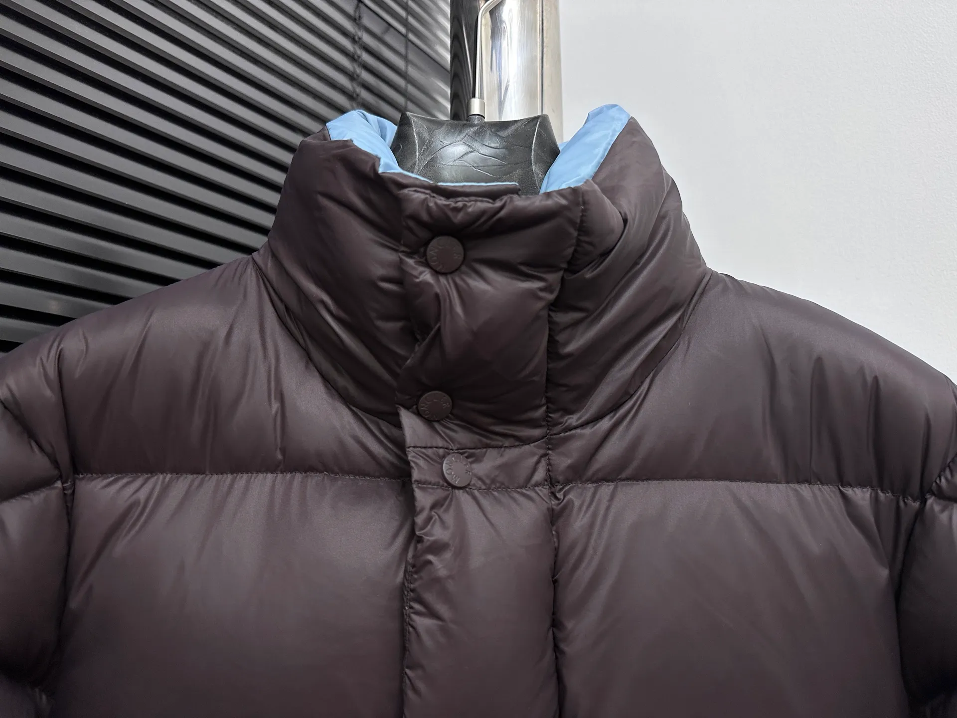 ￼ P860 [𝑴𝒐𝒏𝒄𝒍𝒆𝒓] Men's Mouth DERVOR Series Green Fatty Long Sleeve Down Jacket Men's Mouth DERVOX Limited Color Match 1952 Co-branded Men's Goose Down Stand Collar Thickened Bread Can Be Made for Couples 95% national standard white gooseneck down filling. The filling is extremely full. 700+ fill power. The tag barcode model number corresponds to the official website. The tag has built-in NFC electronic sensor for anti-counterfeiting) Dervox down is made of lightweight nylon laqué fabric, which is comfortable and warm without being heavy. This short style features an internal shoulder strap that can be carried as a carry when the weather heats up, making it ideal for urban or alpine wear. Made in pop tones, it's finished with a bold logo patch. Details Made of lightweight nvlon laqué fabric Color: Fat Blue Sizes: 1-2-3-4-5