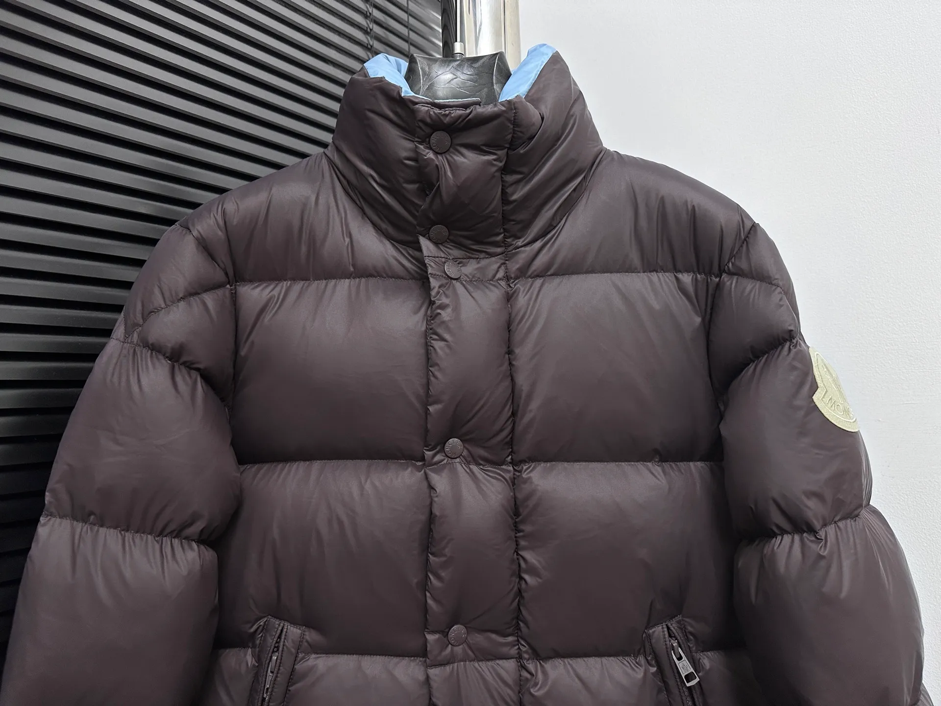 ￼ P860 [𝑴𝒐𝒏𝒄𝒍𝒆𝒓] Men's Mouth DERVOR Series Green Fatty Long Sleeve Down Jacket Men's Mouth DERVOX Limited Color Match 1952 Co-branded Men's Goose Down Stand Collar Thickened Bread Can Be Made for Couples 95% national standard white gooseneck down filling. The filling is extremely full. 700+ fill power. The tag barcode model number corresponds to the official website. The tag has built-in NFC electronic sensor for anti-counterfeiting) Dervox down is made of lightweight nylon laqué fabric, which is comfortable and warm without being heavy. This short style features an internal shoulder strap that can be carried as a carry when the weather heats up, making it ideal for urban or alpine wear. Made in pop tones, it's finished with a bold logo patch. Details Made of lightweight nvlon laqué fabric Color: Fat Blue Sizes: 1-2-3-4-5