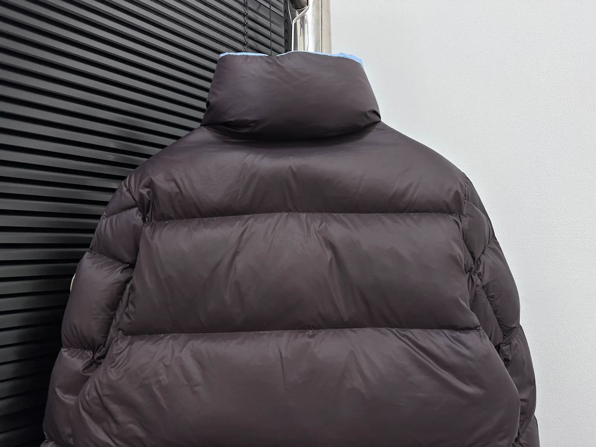 ￼ P860 [𝑴𝒐𝒏𝒄𝒍𝒆𝒓] Men's Mouth DERVOR Series Green Fatty Long Sleeve Down Jacket Men's Mouth DERVOX Limited Color Match 1952 Co-branded Men's Goose Down Stand Collar Thickened Bread Can Be Made for Couples 95% national standard white gooseneck down filling. The filling is extremely full. 700+ fill power. The tag barcode model number corresponds to the official website. The tag has built-in NFC electronic sensor for anti-counterfeiting) Dervox down is made of lightweight nylon laqué fabric, which is comfortable and warm without being heavy. This short style features an internal shoulder strap that can be carried as a carry when the weather heats up, making it ideal for urban or alpine wear. Made in pop tones, it's finished with a bold logo patch. Details Made of lightweight nvlon laqué fabric Color: Fat Blue Sizes: 1-2-3-4-5