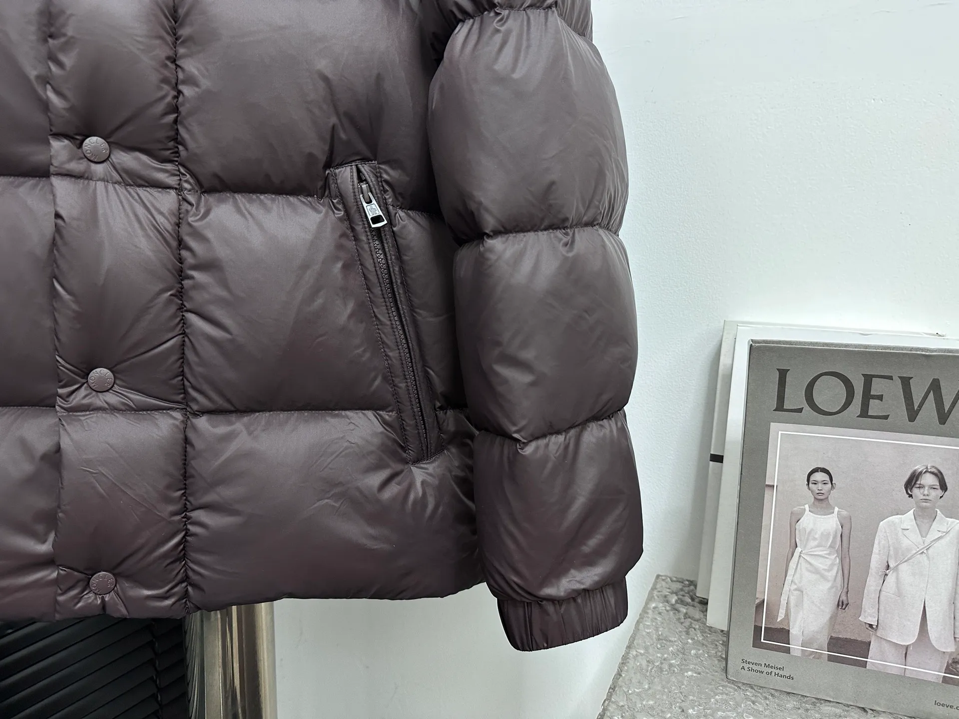 ￼ P860 [𝑴𝒐𝒏𝒄𝒍𝒆𝒓] Men's Mouth DERVOR Series Green Fatty Long Sleeve Down Jacket Men's Mouth DERVOX Limited Color Match 1952 Co-branded Men's Goose Down Stand Collar Thickened Bread Can Be Made for Couples 95% national standard white gooseneck down filling. The filling is extremely full. 700+ fill power. The tag barcode model number corresponds to the official website. The tag has built-in NFC electronic sensor for anti-counterfeiting) Dervox down is made of lightweight nylon laqué fabric, which is comfortable and warm without being heavy. This short style features an internal shoulder strap that can be carried as a carry when the weather heats up, making it ideal for urban or alpine wear. Made in pop tones, it's finished with a bold logo patch. Details Made of lightweight nvlon laqué fabric Color: Fat Blue Sizes: 1-2-3-4-5