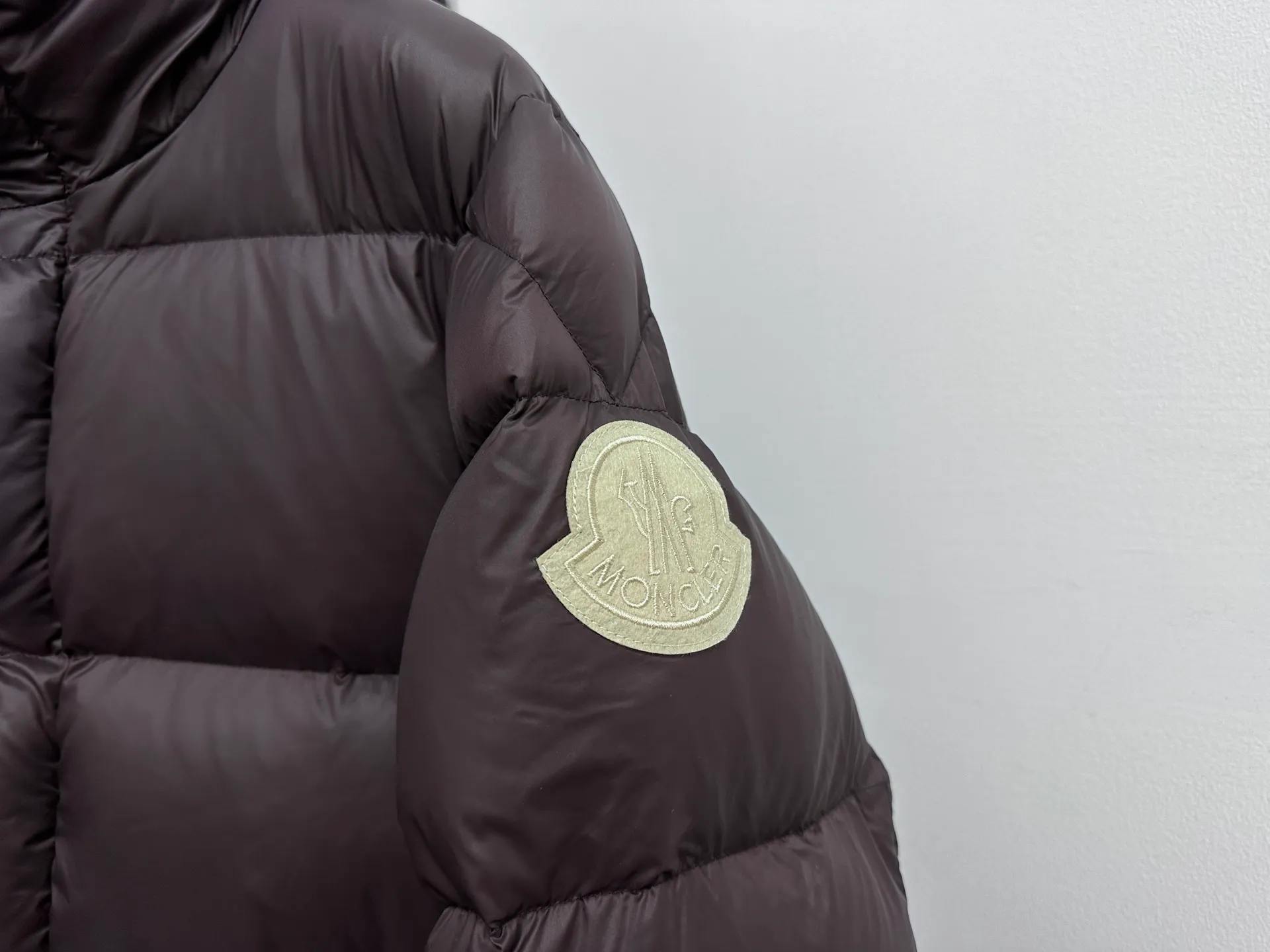￼ P860 [𝑴𝒐𝒏𝒄𝒍𝒆𝒓] Men's Mouth DERVOR Series Green Fatty Long Sleeve Down Jacket Men's Mouth DERVOX Limited Color Match 1952 Co-branded Men's Goose Down Stand Collar Thickened Bread Can Be Made for Couples 95% national standard white gooseneck down filling. The filling is extremely full. 700+ fill power. The tag barcode model number corresponds to the official website. The tag has built-in NFC electronic sensor for anti-counterfeiting) Dervox down is made of lightweight nylon laqué fabric, which is comfortable and warm without being heavy. This short style features an internal shoulder strap that can be carried as a carry when the weather heats up, making it ideal for urban or alpine wear. Made in pop tones, it's finished with a bold logo patch. Details Made of lightweight nvlon laqué fabric Color: Fat Blue Sizes: 1-2-3-4-5