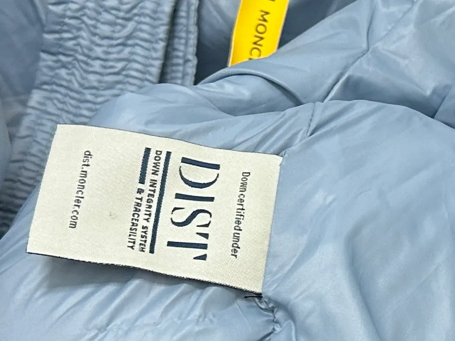 ￼ P860 [𝑴𝒐𝒏𝒄𝒍𝒆𝒓] Men's Mouth DERVOR Series Green Fatty Long Sleeve Down Jacket Men's Mouth DERVOX Limited Color Match 1952 Co-branded Men's Goose Down Stand Collar Thickened Bread Can Be Made for Couples 95% national standard white gooseneck down filling. The filling is extremely full. 700+ fill power. The tag barcode model number corresponds to the official website. The tag has built-in NFC electronic sensor for anti-counterfeiting) Dervox down is made of lightweight nylon laqué fabric, which is comfortable and warm without being heavy. This short style features an internal shoulder strap that can be carried as a carry when the weather heats up, making it ideal for urban or alpine wear. Made in pop tones, it's finished with a bold logo patch. Details Made of lightweight nvlon laqué fabric Color: Fat Blue Sizes: 1-2-3-4-5