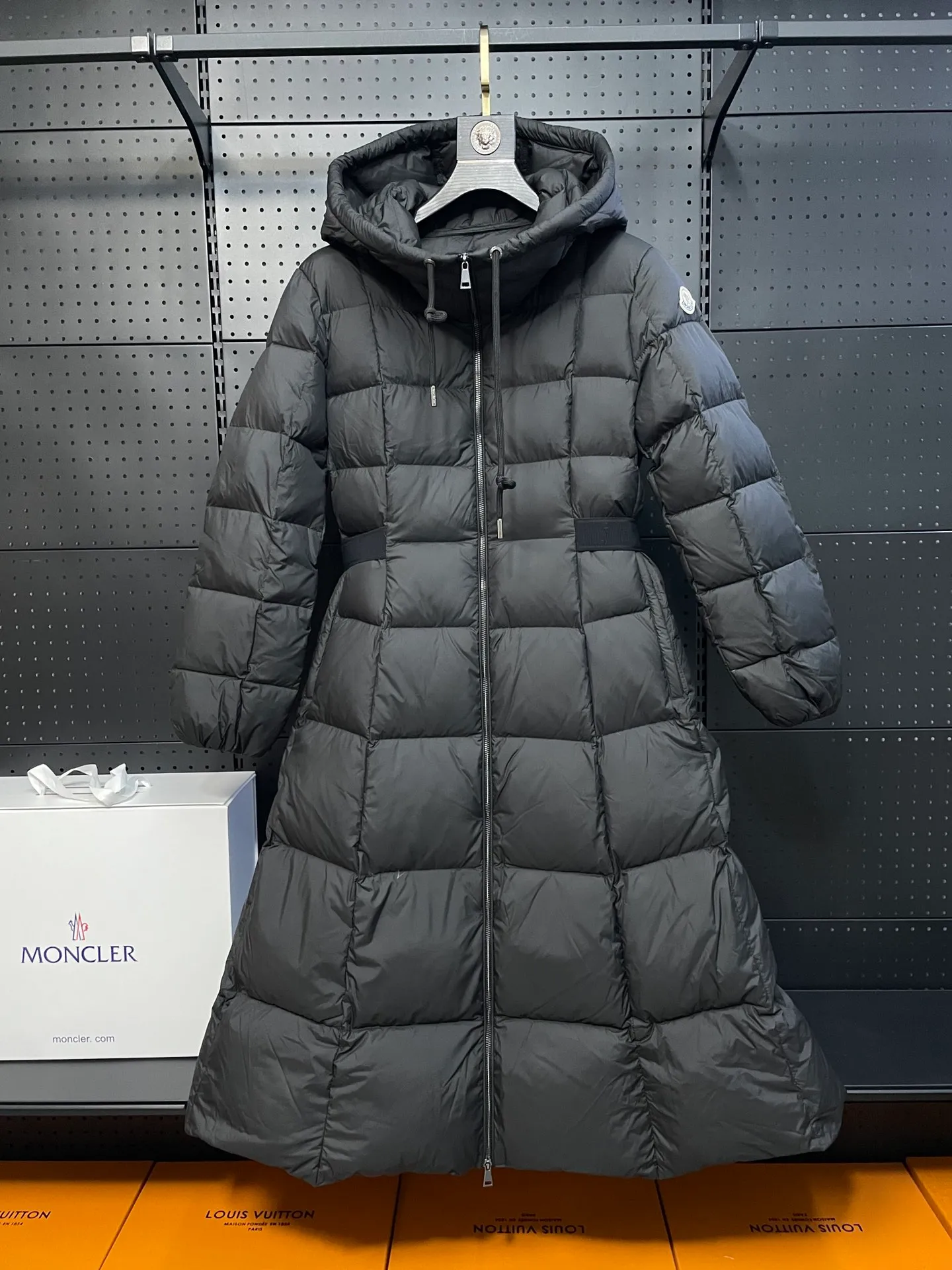 P1000 moncler 🌟New winter product, long women's down jacket (⚠️super-grade duck down filling, tag barcode model number corresponds to the official website, tag has built-in NFC inductive anti-counterfeiting, this filling technology is in the skirt, super downy one) hot style that the fugitive princess must buy. Women's long down jacket interprets classic items with new proportions, showing impeccable fashion style. Product Details Made from polyester, this long down jacket has a slim, wide silhouette with a nipped-in waist and lightweight lining. The sculpted hood adds a finishing touch. Made of polyester lining • Down filled • Adjustable hood • Zipper closure • Zippered pockets • Elastic waist • Logo patch Sizes: 0-3 Fairy
