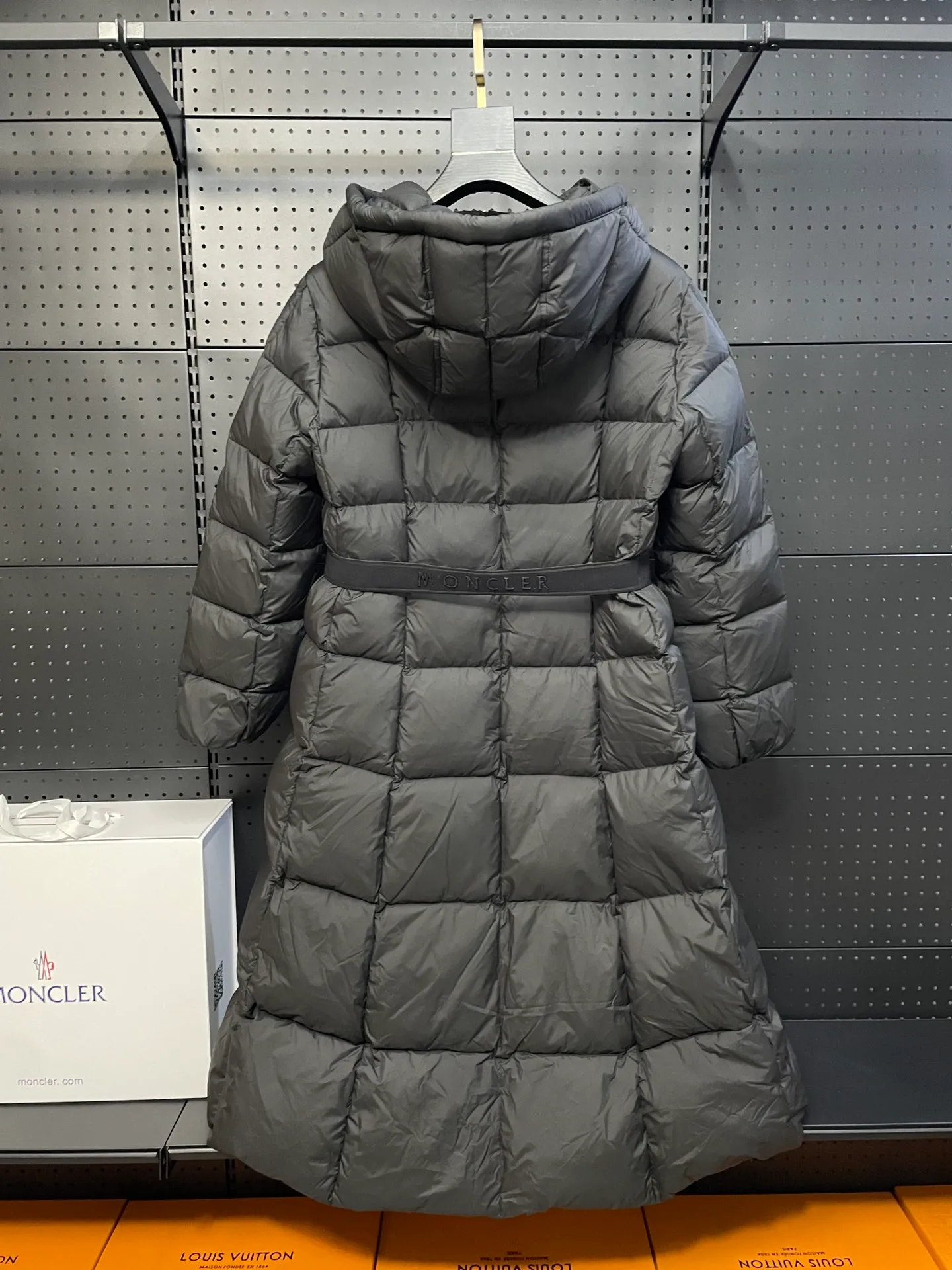 P1000 moncler 🌟New winter product, long women's down jacket (⚠️super-grade duck down filling, tag barcode model number corresponds to the official website, tag has built-in NFC inductive anti-counterfeiting, this filling technology is in the skirt, super downy one) hot style that the fugitive princess must buy. Women's long down jacket interprets classic items with new proportions, showing impeccable fashion style. Product Details Made from polyester, this long down jacket has a slim, wide silhouette with a nipped-in waist and lightweight lining. The sculpted hood adds a finishing touch. Made of polyester lining • Down filled • Adjustable hood • Zipper closure • Zippered pockets • Elastic waist • Logo patch Sizes: 0-3 Fairy