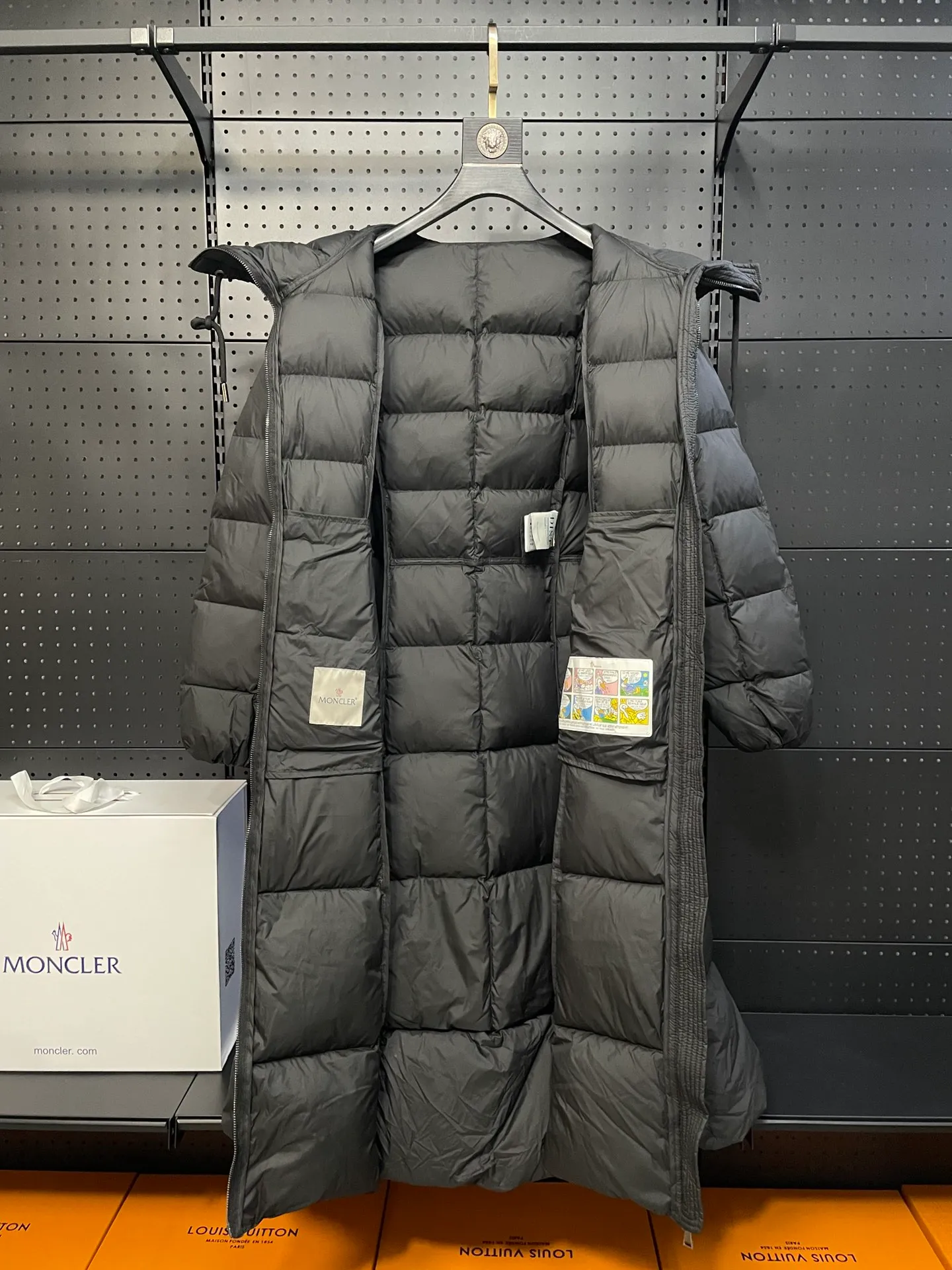 P1000 moncler 🌟New winter product, long women's down jacket (⚠️super-grade duck down filling, tag barcode model number corresponds to the official website, tag has built-in NFC inductive anti-counterfeiting, this filling technology is in the skirt, super downy one) hot style that the fugitive princess must buy. Women's long down jacket interprets classic items with new proportions, showing impeccable fashion style. Product Details Made from polyester, this long down jacket has a slim, wide silhouette with a nipped-in waist and lightweight lining. The sculpted hood adds a finishing touch. Made of polyester lining • Down filled • Adjustable hood • Zipper closure • Zippered pockets • Elastic waist • Logo patch Sizes: 0-3 Fairy