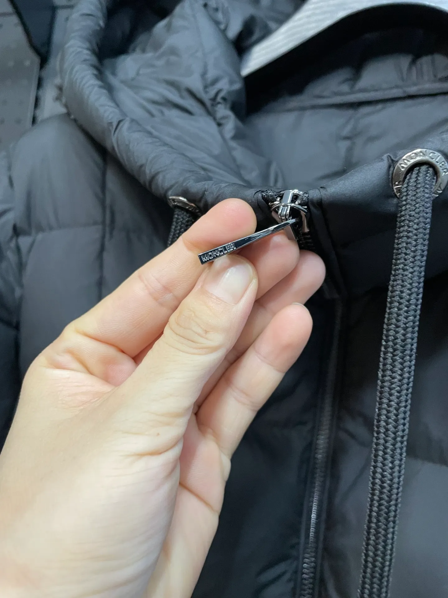 P1000 moncler 🌟New winter product, long women's down jacket (⚠️super-grade duck down filling, tag barcode model number corresponds to the official website, tag has built-in NFC inductive anti-counterfeiting, this filling technology is in the skirt, super downy one) hot style that the fugitive princess must buy. Women's long down jacket interprets classic items with new proportions, showing impeccable fashion style. Product Details Made from polyester, this long down jacket has a slim, wide silhouette with a nipped-in waist and lightweight lining. The sculpted hood adds a finishing touch. Made of polyester lining • Down filled • Adjustable hood • Zipper closure • Zippered pockets • Elastic waist • Logo patch Sizes: 0-3 Fairy