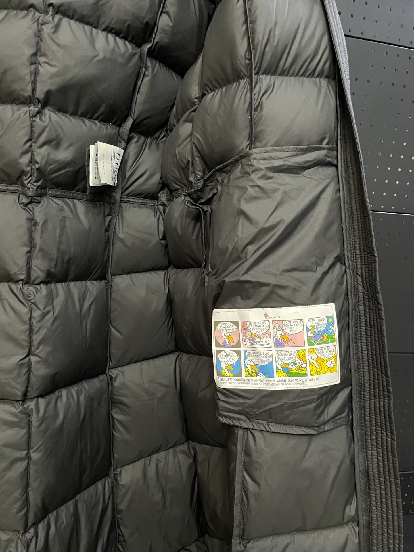 P1000 moncler 🌟New winter product, long women's down jacket (⚠️super-grade duck down filling, tag barcode model number corresponds to the official website, tag has built-in NFC inductive anti-counterfeiting, this filling technology is in the skirt, super downy one) hot style that the fugitive princess must buy. Women's long down jacket interprets classic items with new proportions, showing impeccable fashion style. Product Details Made from polyester, this long down jacket has a slim, wide silhouette with a nipped-in waist and lightweight lining. The sculpted hood adds a finishing touch. Made of polyester lining • Down filled • Adjustable hood • Zipper closure • Zippered pockets • Elastic waist • Logo patch Sizes: 0-3 Fairy