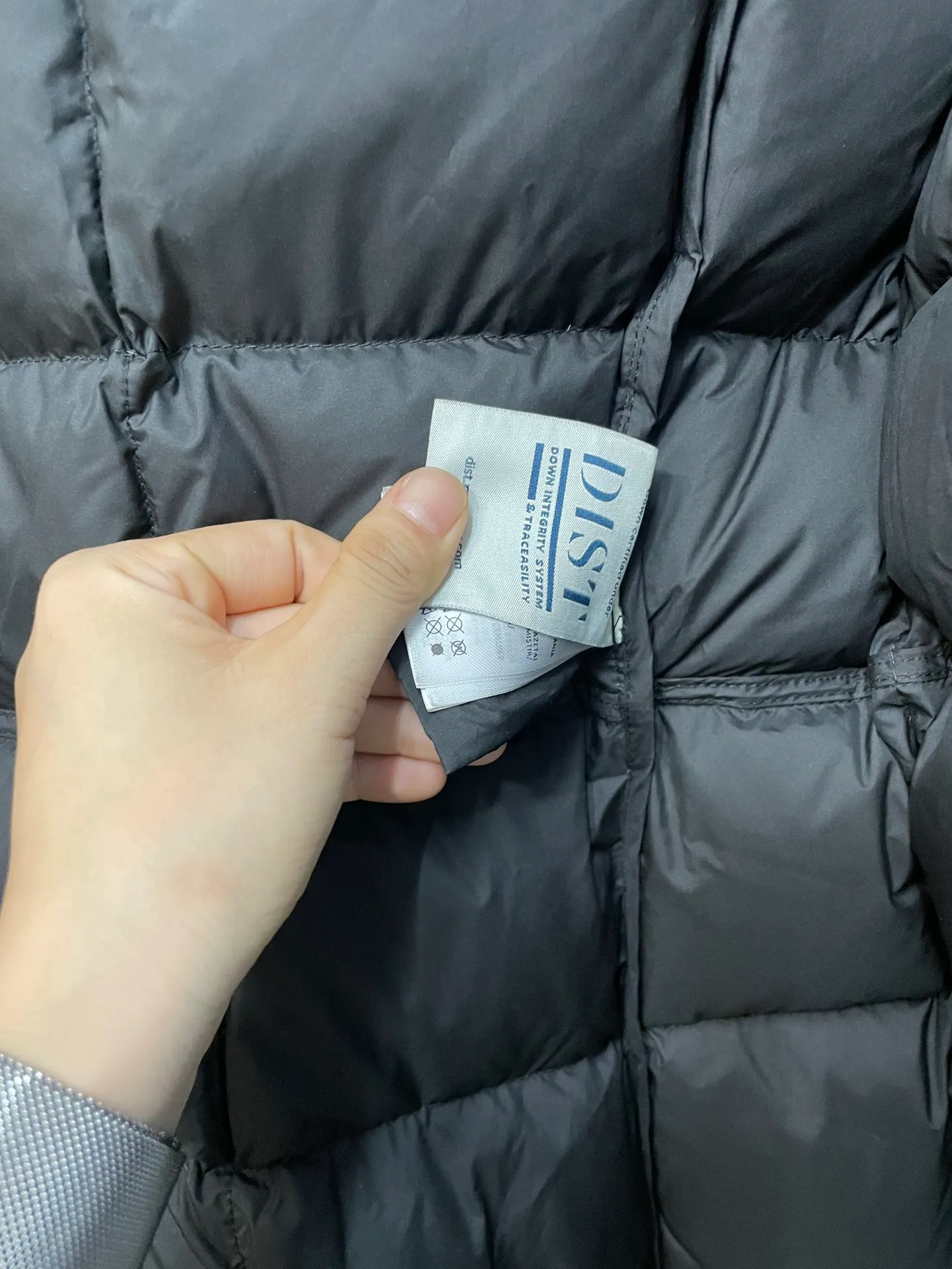 P1000 moncler 🌟New winter product, long women's down jacket (⚠️super-grade duck down filling, tag barcode model number corresponds to the official website, tag has built-in NFC inductive anti-counterfeiting, this filling technology is in the skirt, super downy one) hot style that the fugitive princess must buy. Women's long down jacket interprets classic items with new proportions, showing impeccable fashion style. Product Details Made from polyester, this long down jacket has a slim, wide silhouette with a nipped-in waist and lightweight lining. The sculpted hood adds a finishing touch. Made of polyester lining • Down filled • Adjustable hood • Zipper closure • Zippered pockets • Elastic waist • Logo patch Sizes: 0-3 Fairy